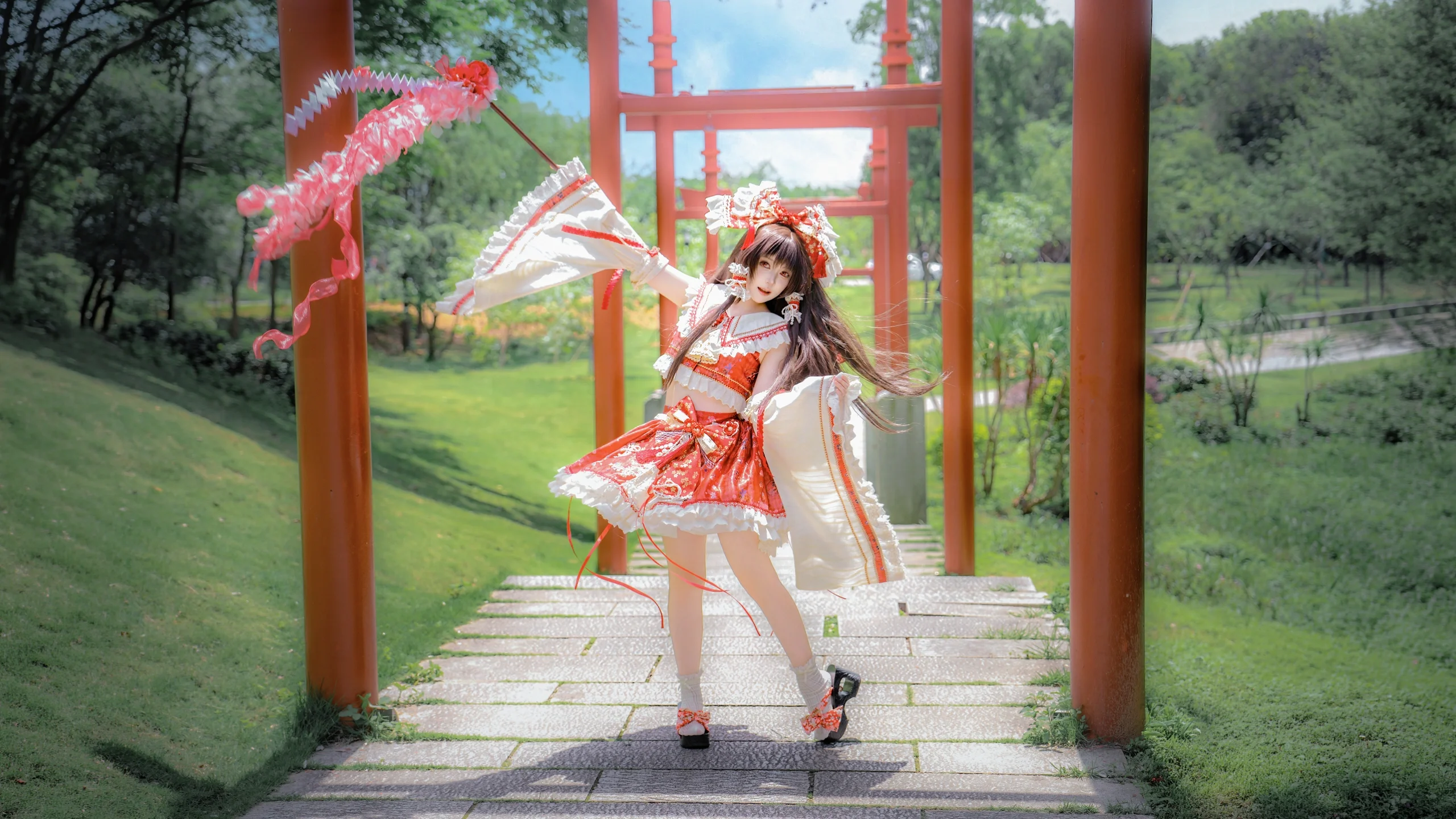 [Reimu Hakurei Cosplay] The Shrine Maiden Under the Vermilion Torii Gate, Banishing Spirits with Talismans - Image 4
