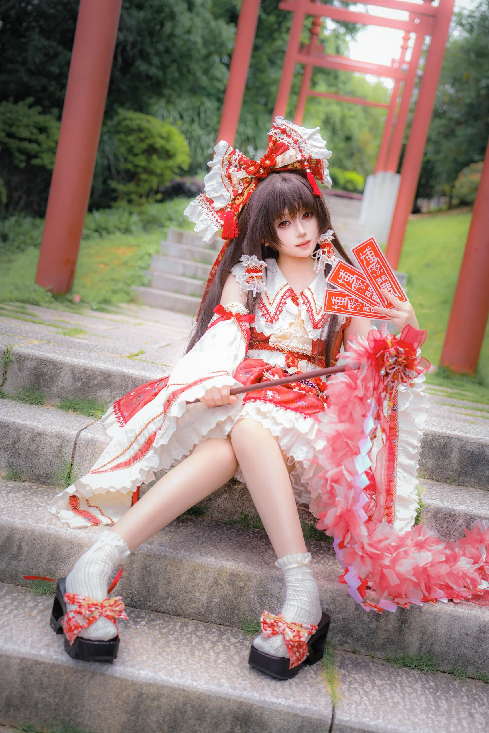 [Reimu Hakurei Cosplay] The Shrine Maiden Under the Vermilion Torii Gate, Banishing Spirits with Talismans - Image 5