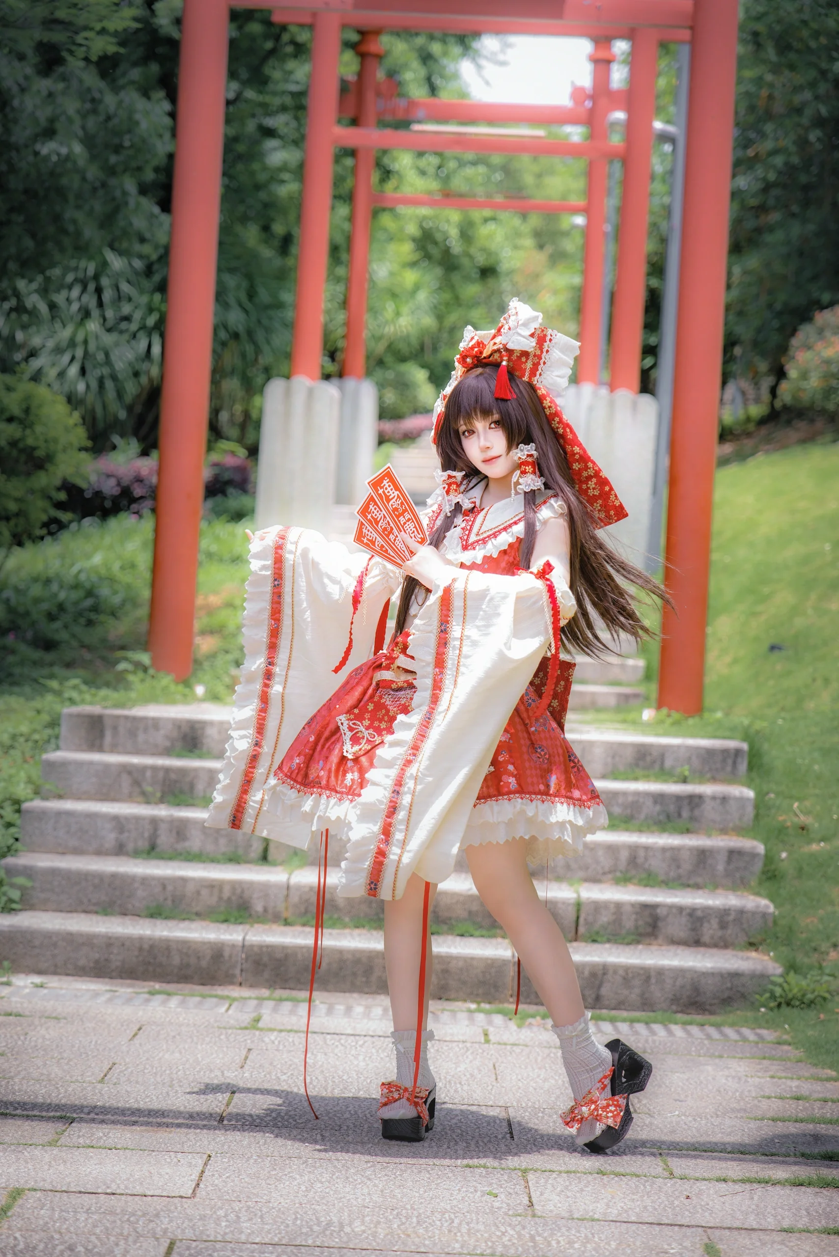 [Reimu Hakurei Cosplay] The Shrine Maiden Under the Vermilion Torii Gate, Banishing Spirits with Talismans - Image 7