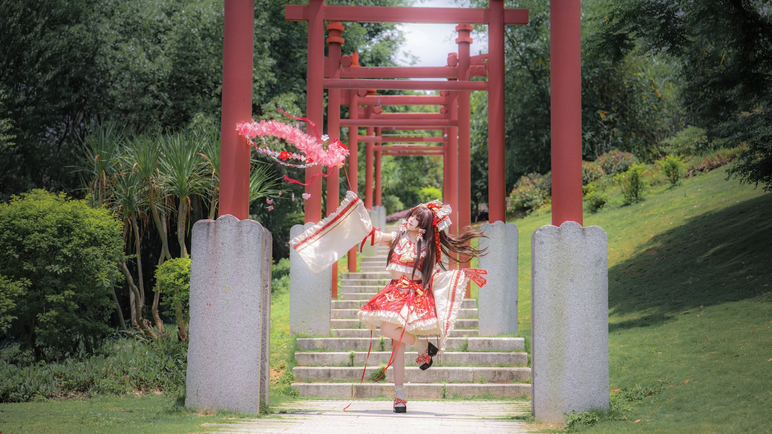 [Reimu Hakurei Cosplay] The Shrine Maiden Under the Vermilion Torii Gate, Banishing Spirits with Talismans - Image 8