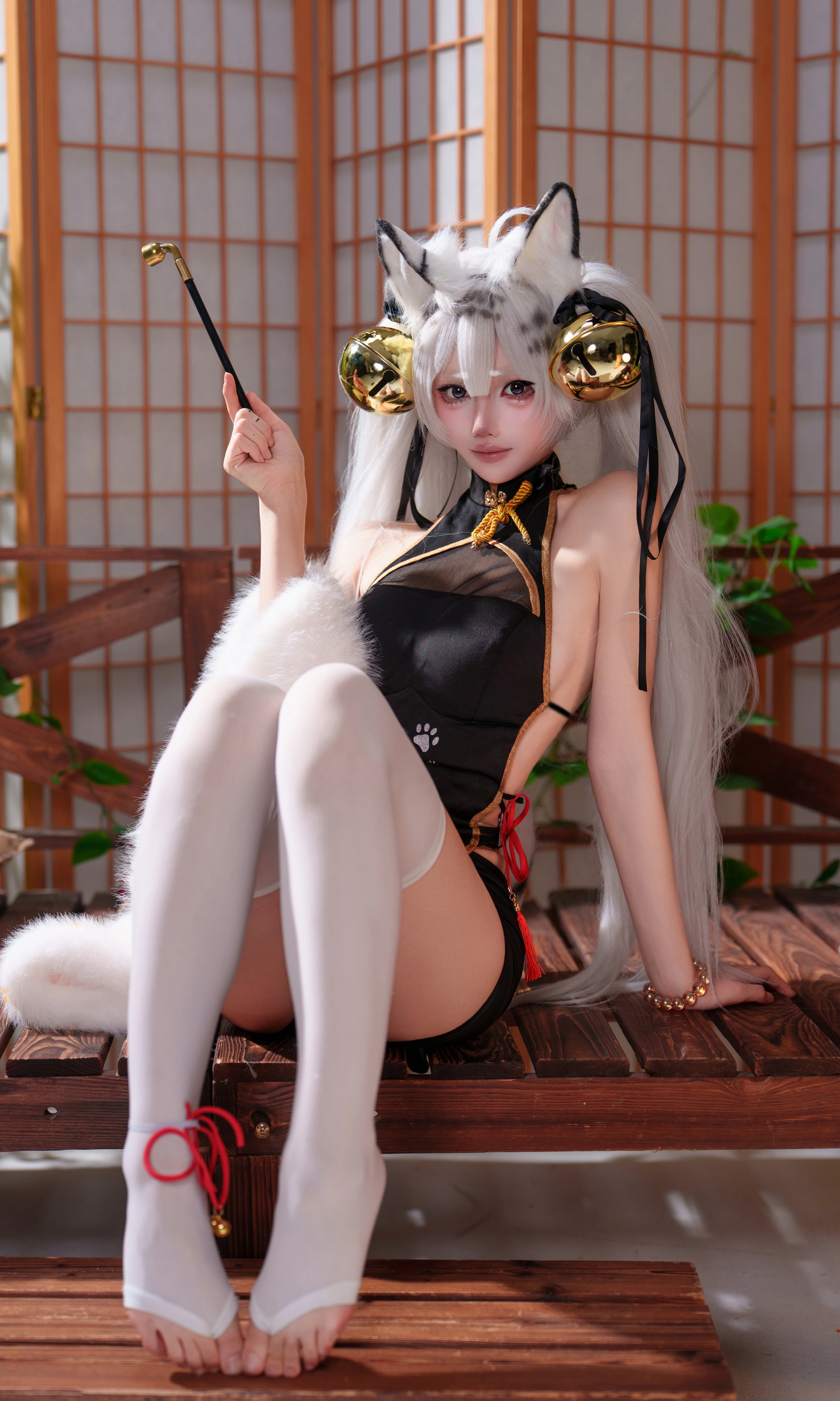 【白虎娘cos】虎啸风生，被巨大的铃铛吵到听不见快门声 - 第 1 张