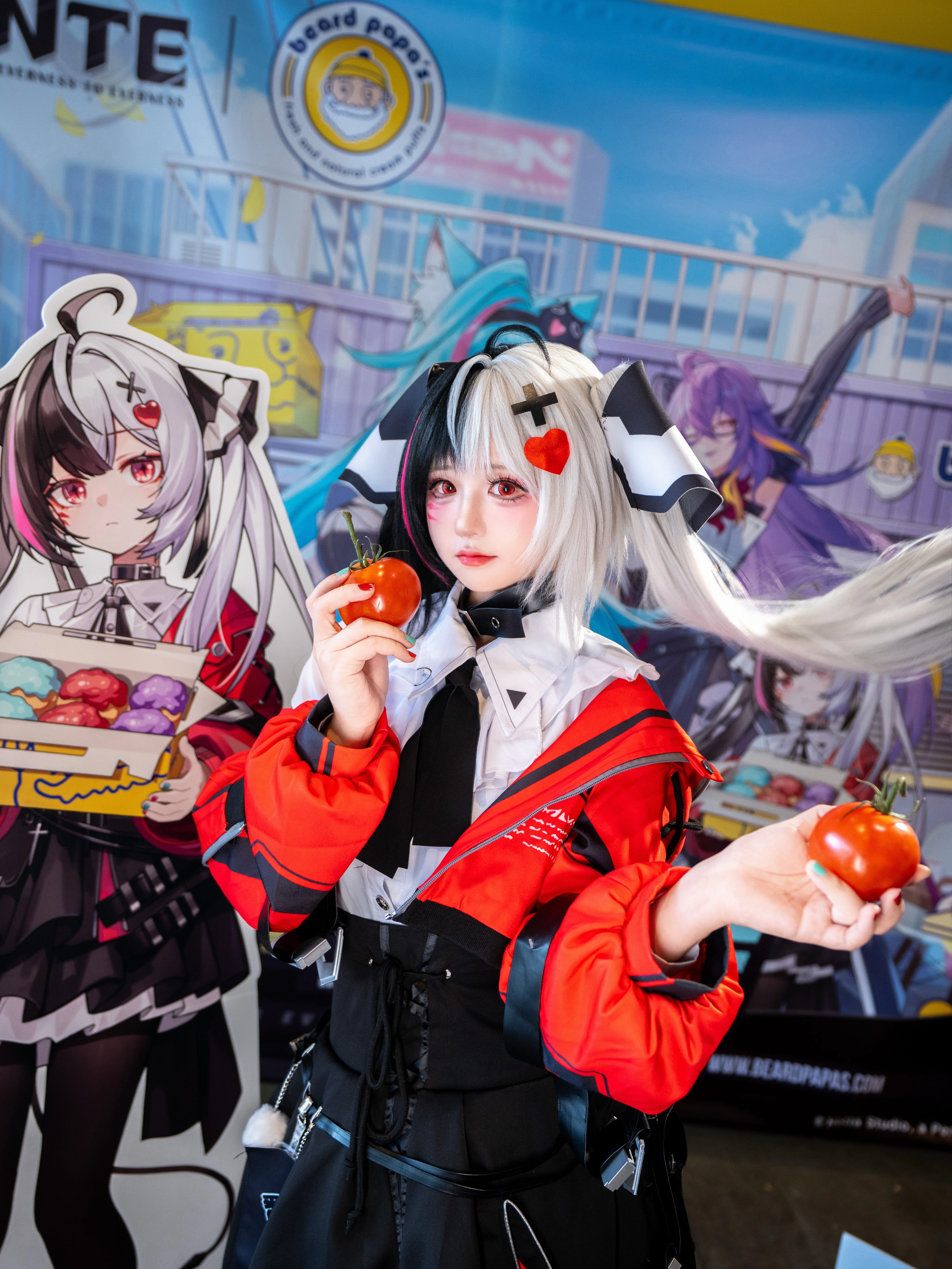 【安魂曲cos】异环里的红黑配色，拿着番茄过生日
