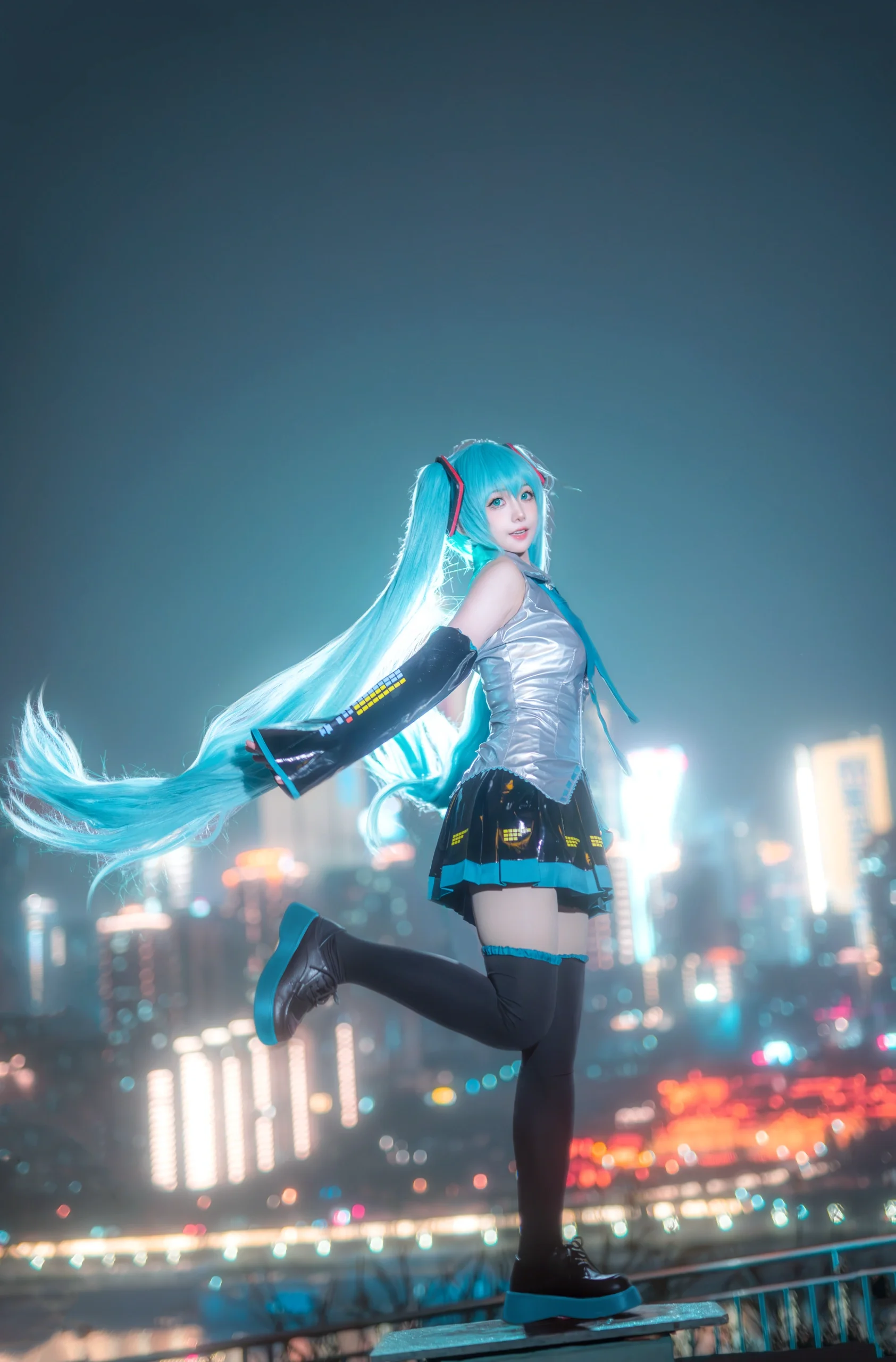[Hatsune Miku cosplay] The Virtual Singer Under the Cyber Mountain City Nightscape - Image 1