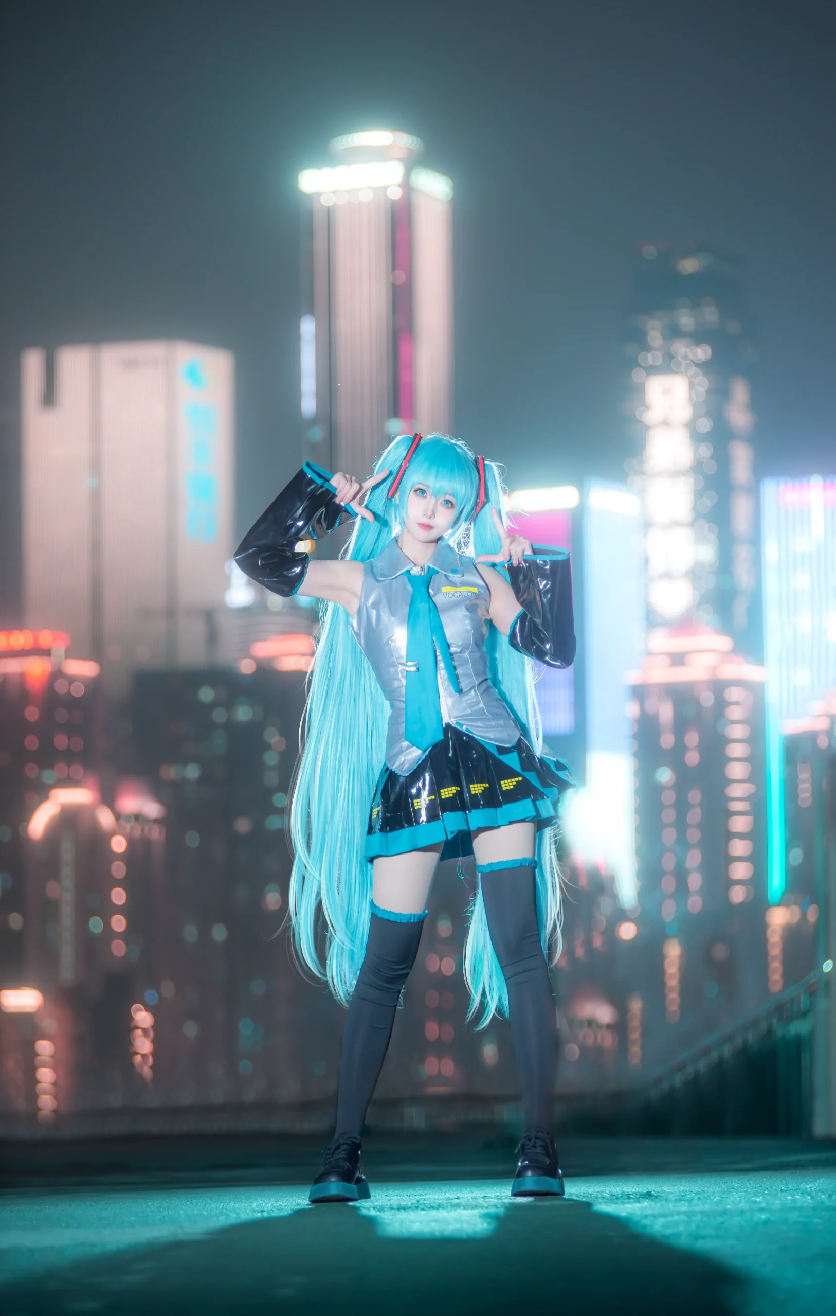 [Hatsune Miku cosplay] The Virtual Singer Under the Cyber Mountain City Nightscape - Image 2
