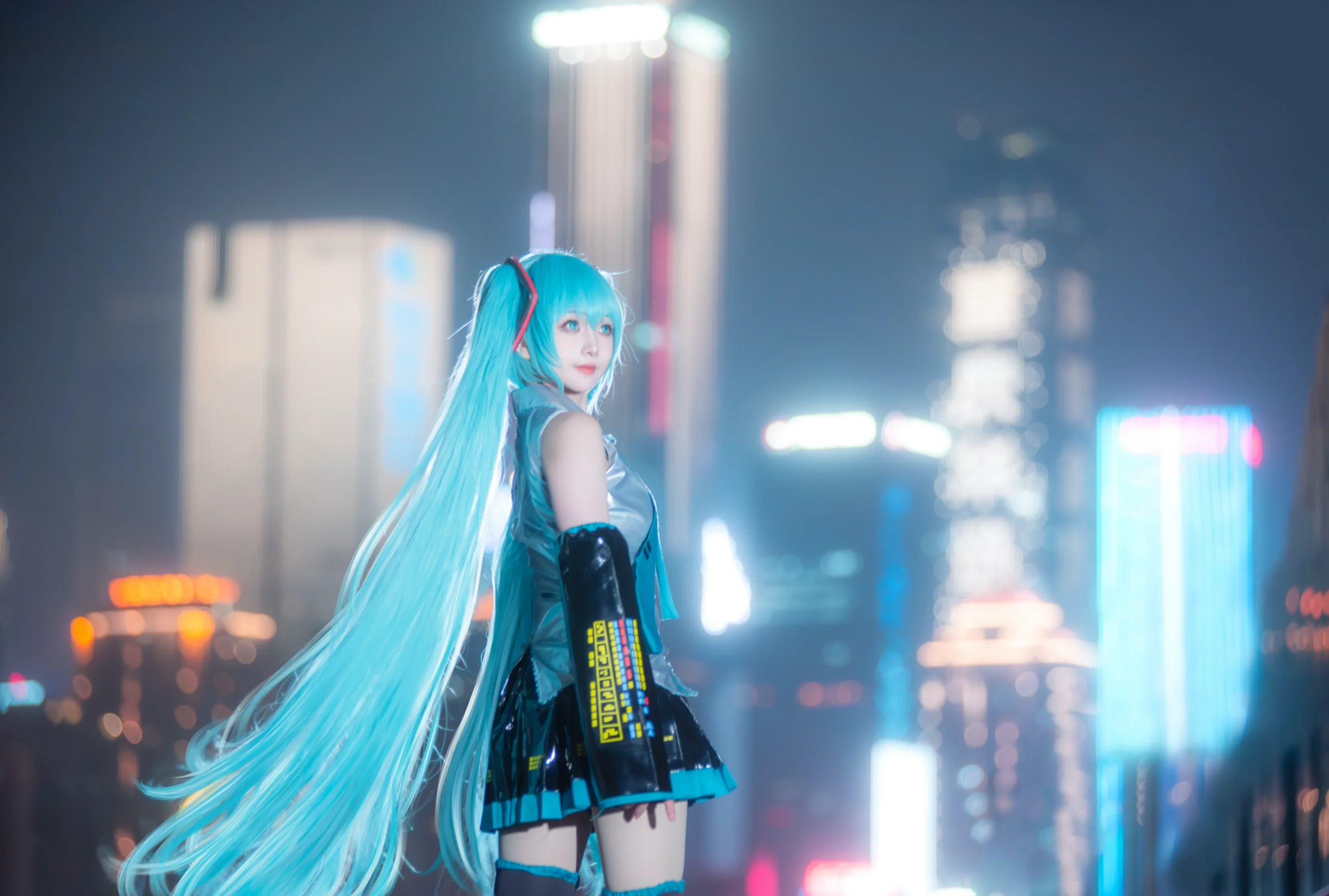 [Hatsune Miku cosplay] The Virtual Singer Under the Cyber Mountain City Nightscape - Image 3