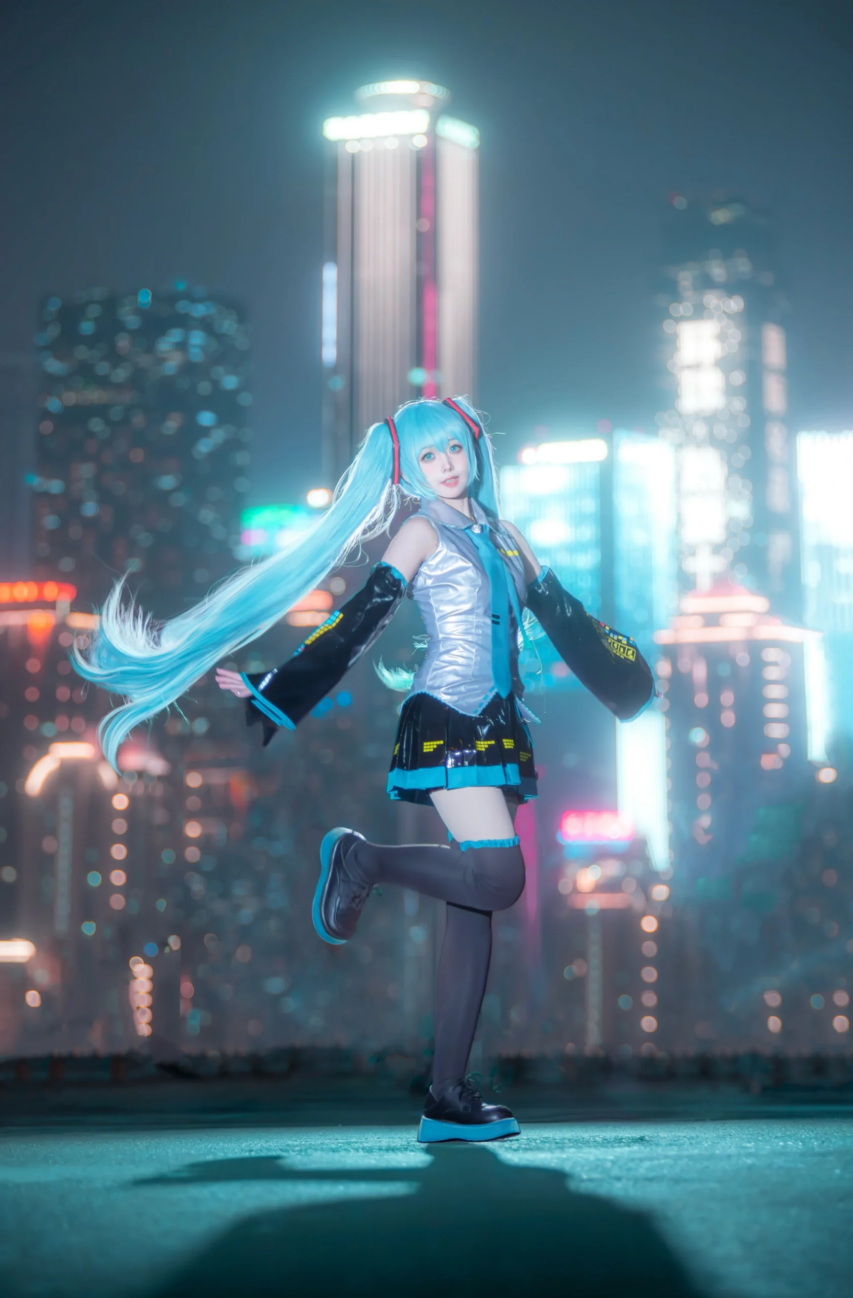 [Hatsune Miku cosplay] The Virtual Singer Under the Cyber Mountain City Nightscape - Image 4