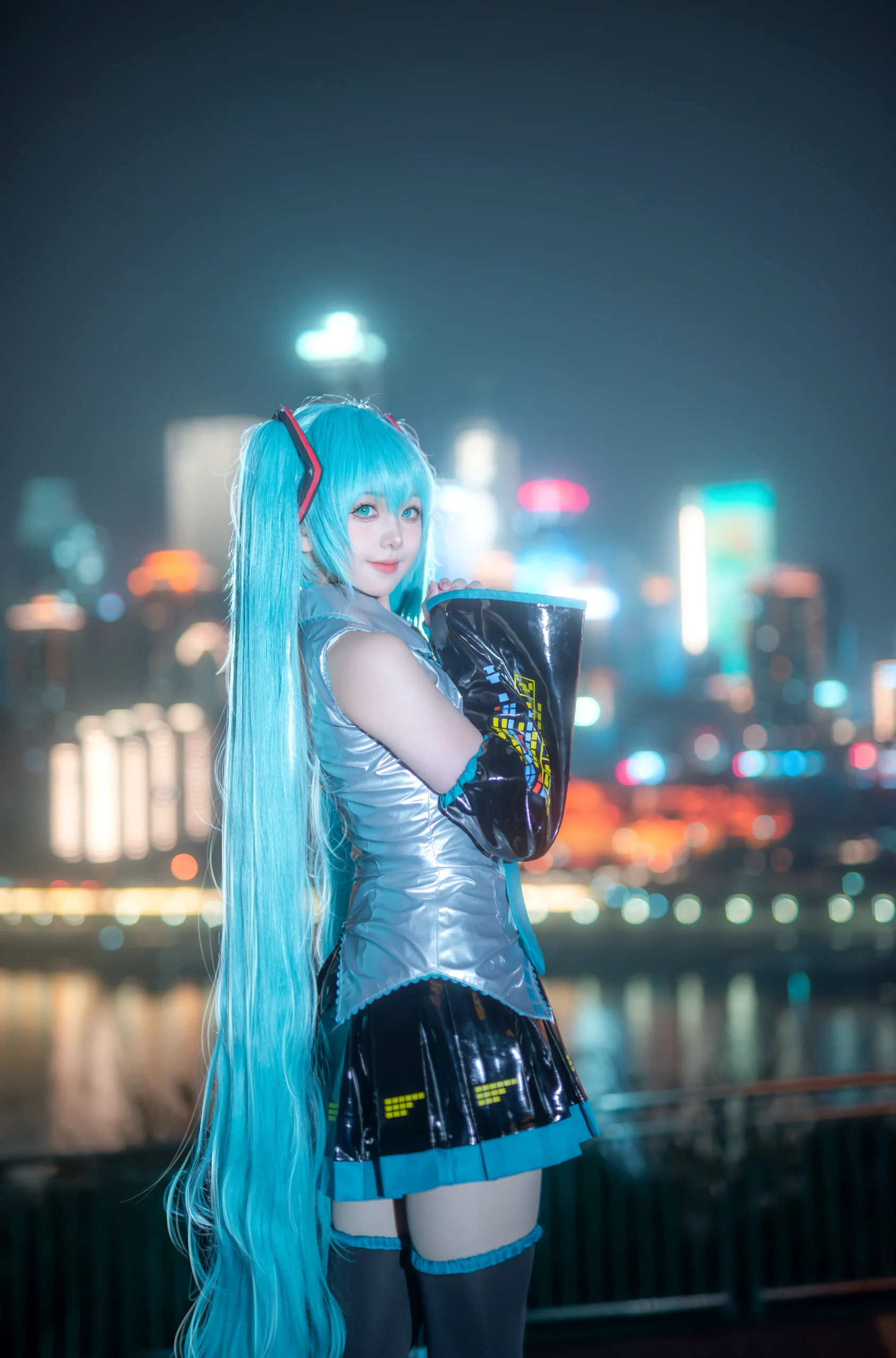 [Hatsune Miku cosplay] The Virtual Singer Under the Cyber Mountain City Nightscape - Image 6