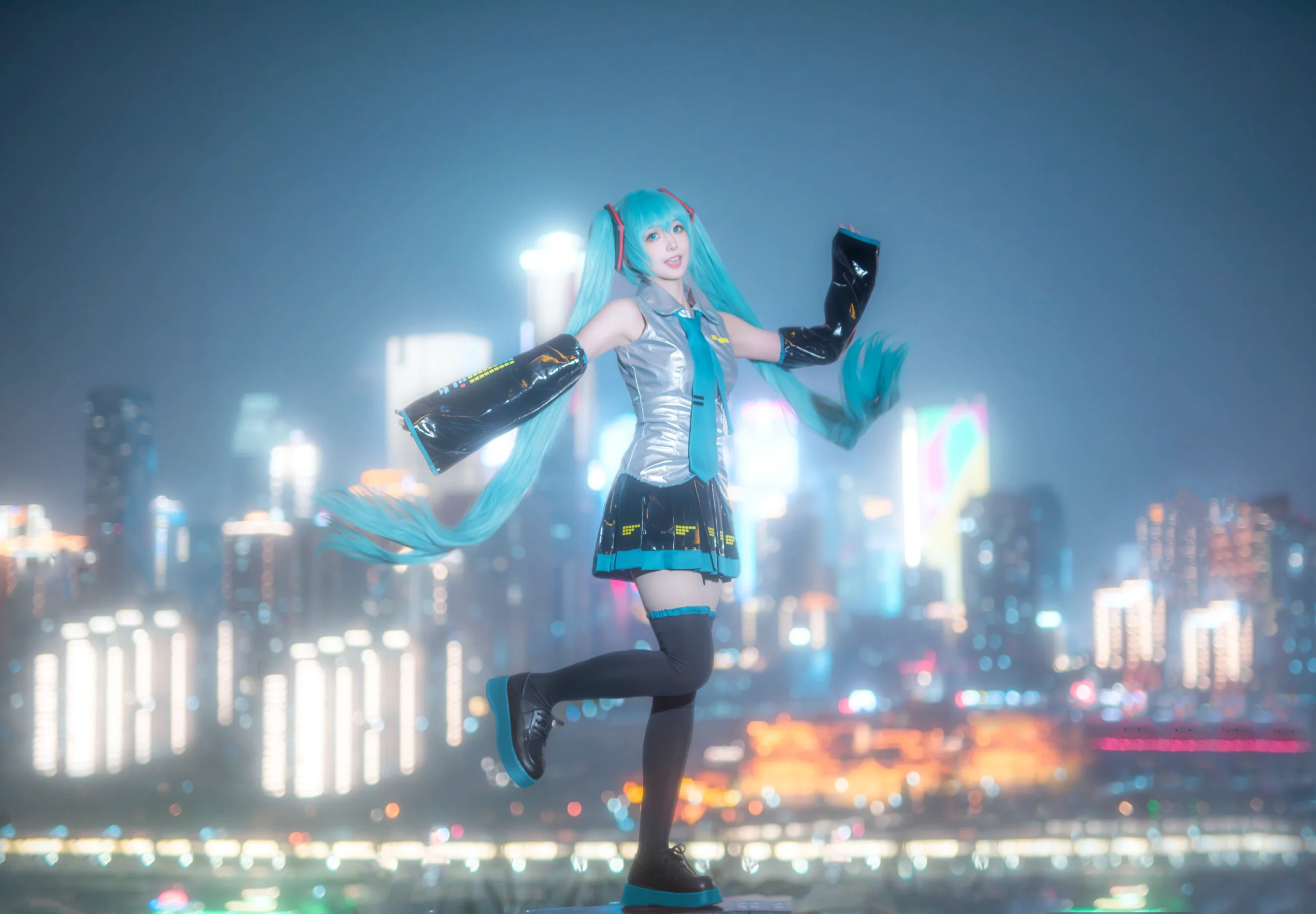 [Hatsune Miku cosplay] The Virtual Singer Under the Cyber Mountain City Nightscape - Image 7