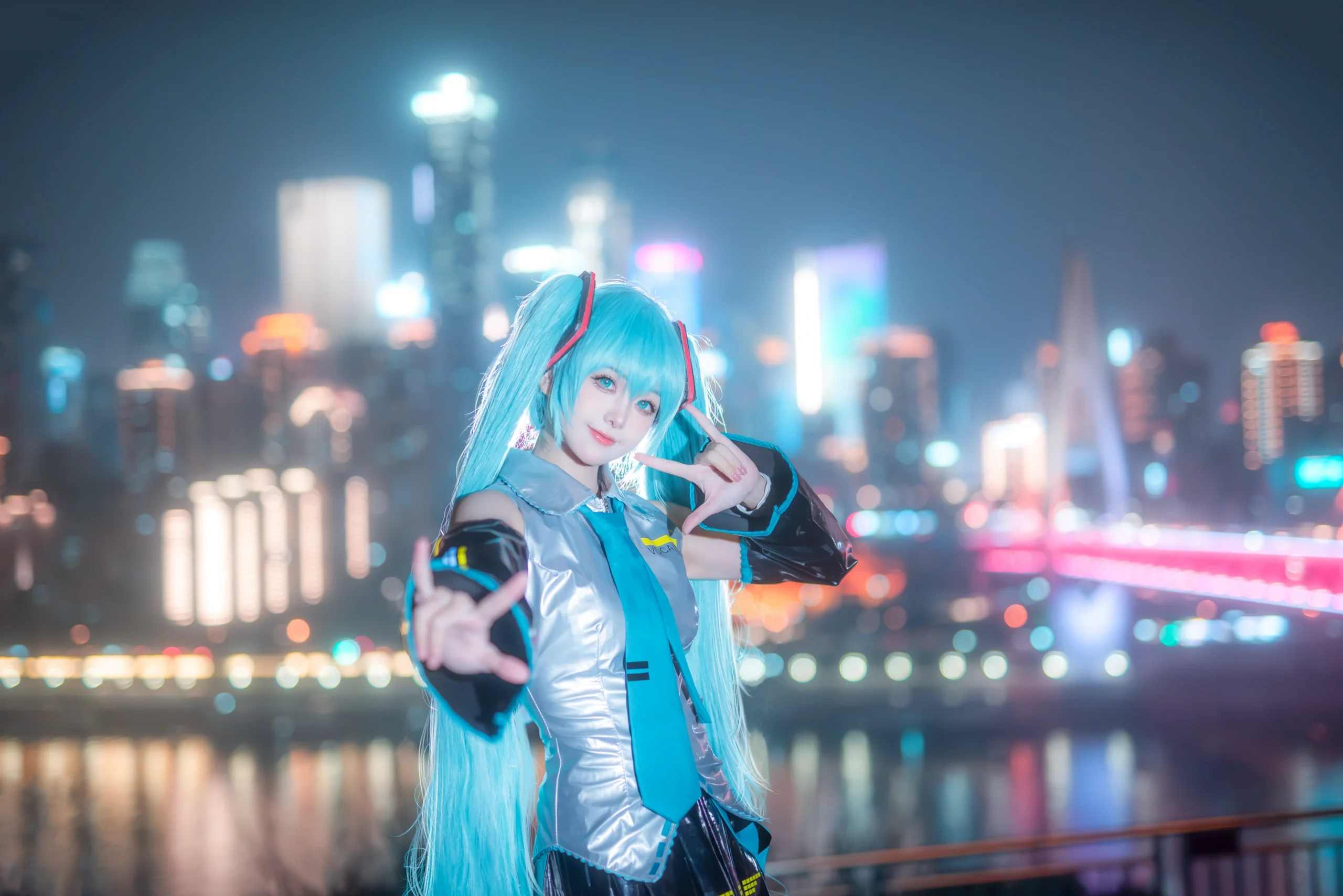 [Hatsune Miku cosplay] The Virtual Singer Under the Cyber Mountain City Nightscape - Image 8
