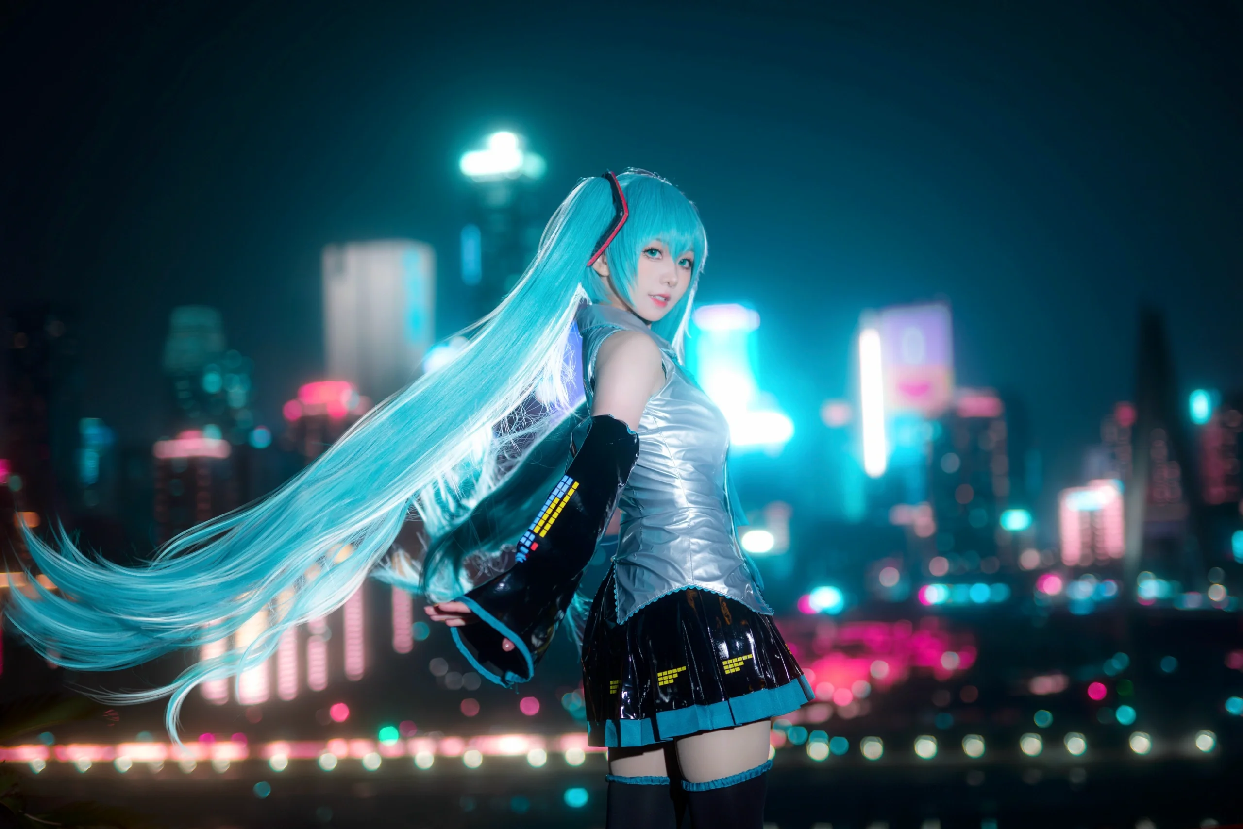 [Hatsune Miku cosplay] The Virtual Singer Under the Cyber Mountain City Nightscape - Image 9