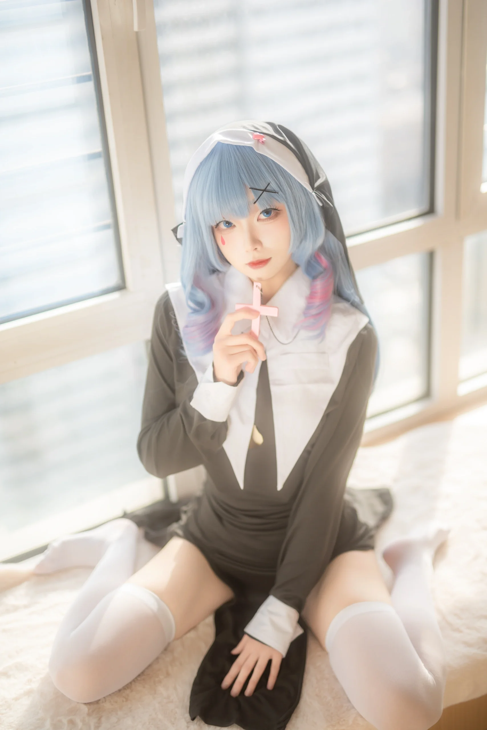 【初音未来cos】兔子洞里的修女，窗边柔和自然光 - 第 1 张