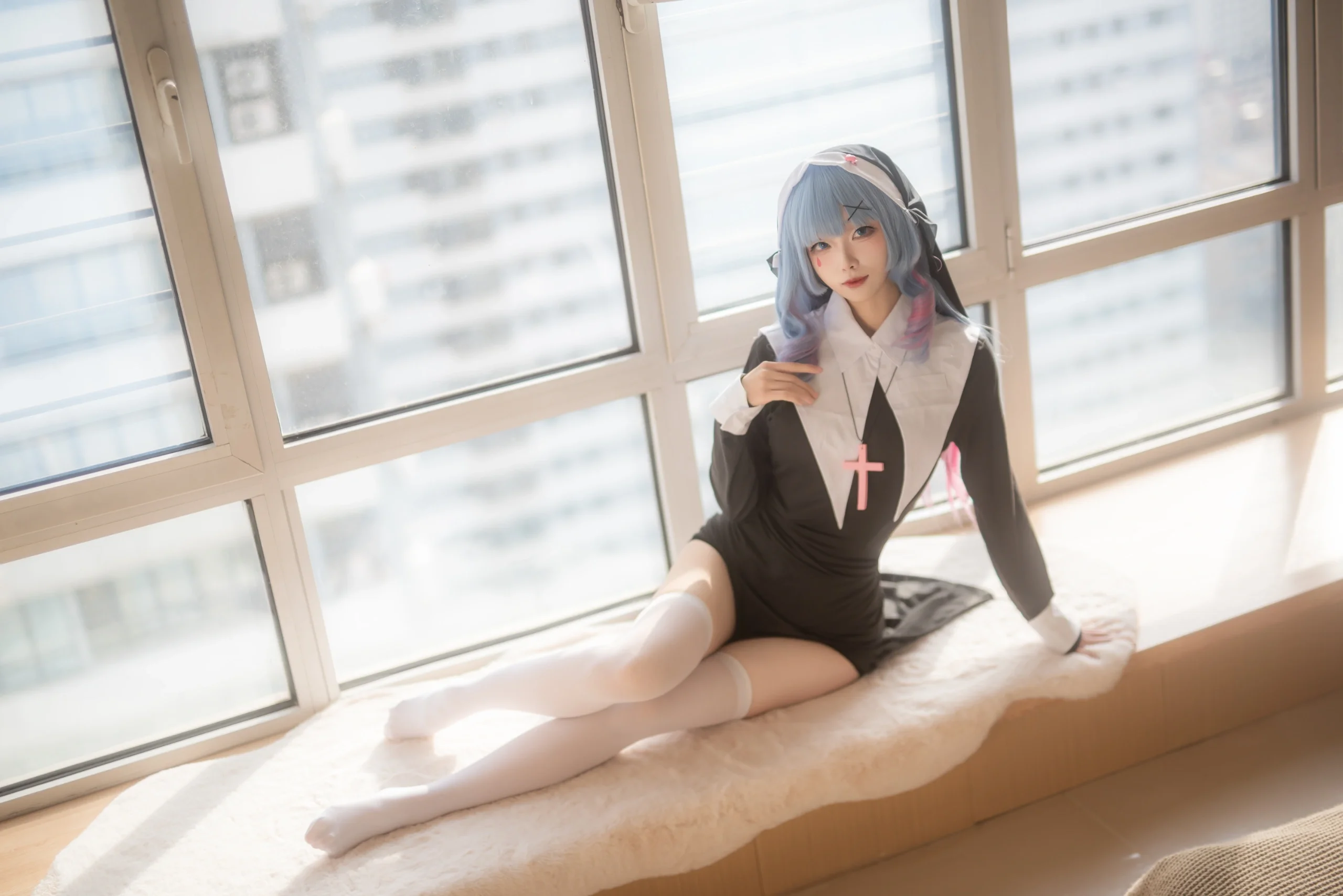 【初音未来cos】兔子洞里的修女，窗边柔和自然光