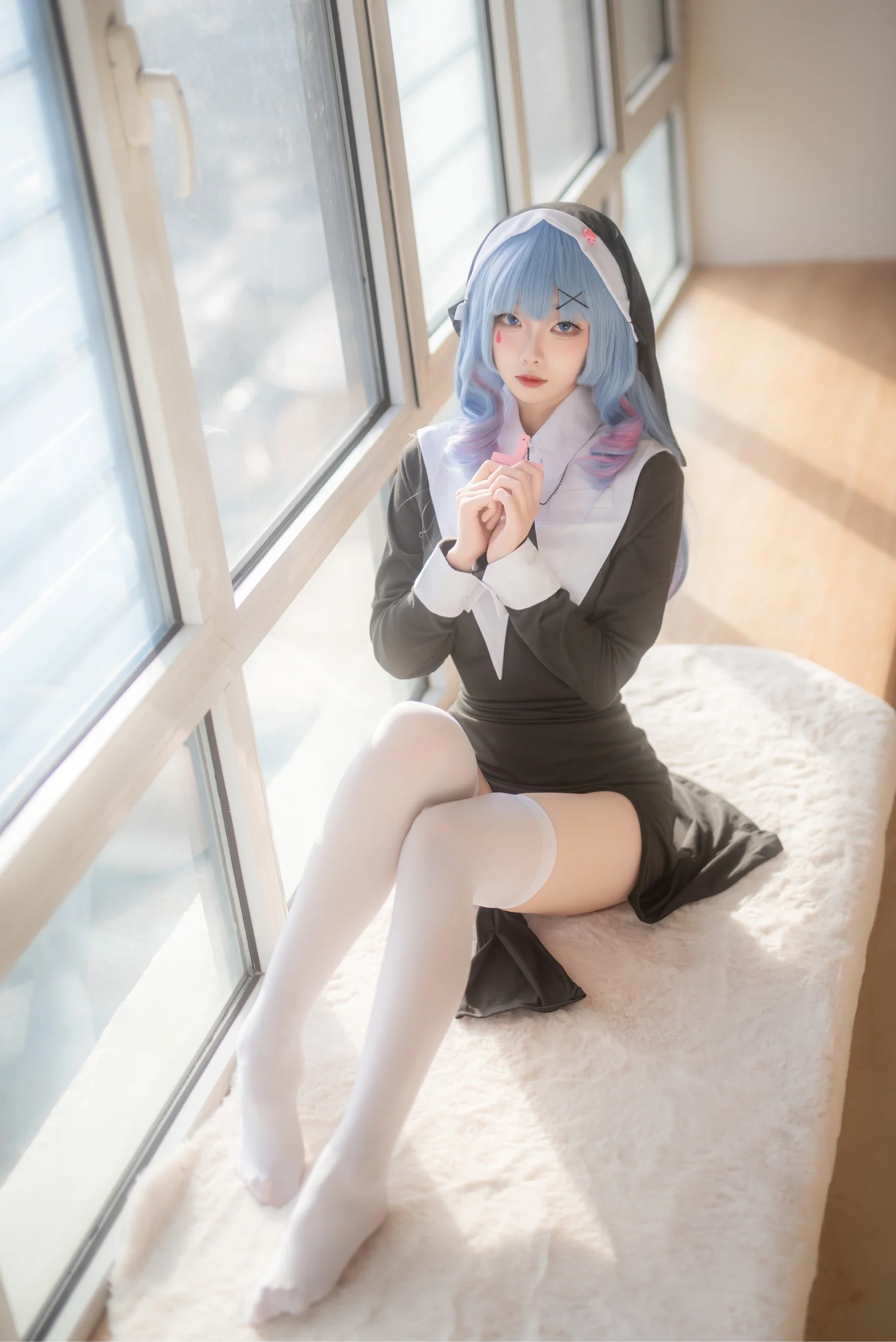 【初音未来cos】兔子洞里的修女，窗边柔和自然光 - 第 3 张