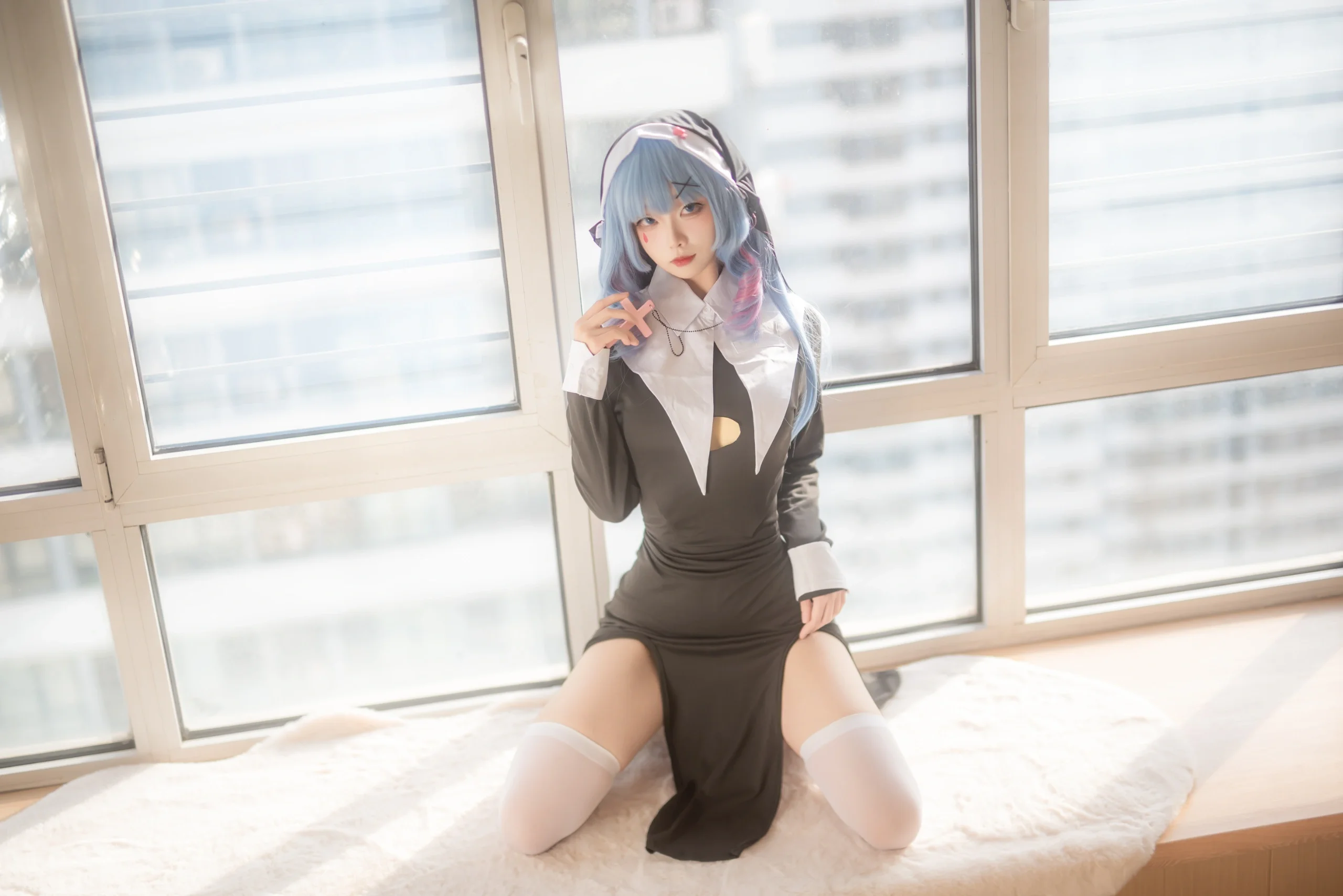【初音未来cos】兔子洞里的修女，窗边柔和自然光 - 第 4 张