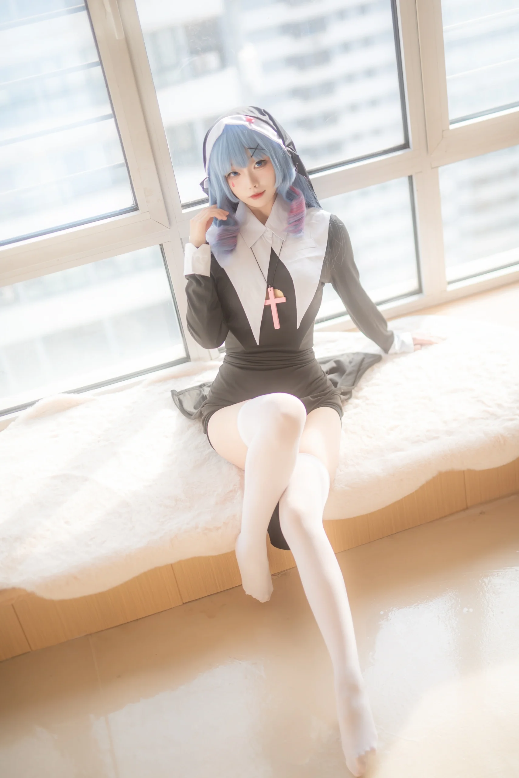 【初音未来cos】兔子洞里的修女，窗边柔和自然光 - 第 5 张