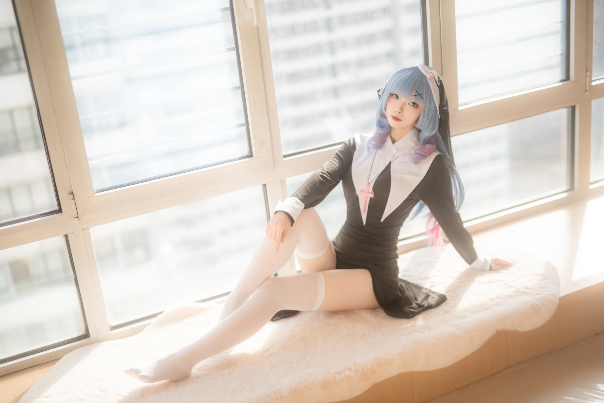 【初音未来cos】兔子洞里的修女，窗边柔和自然光 - 第 6 张