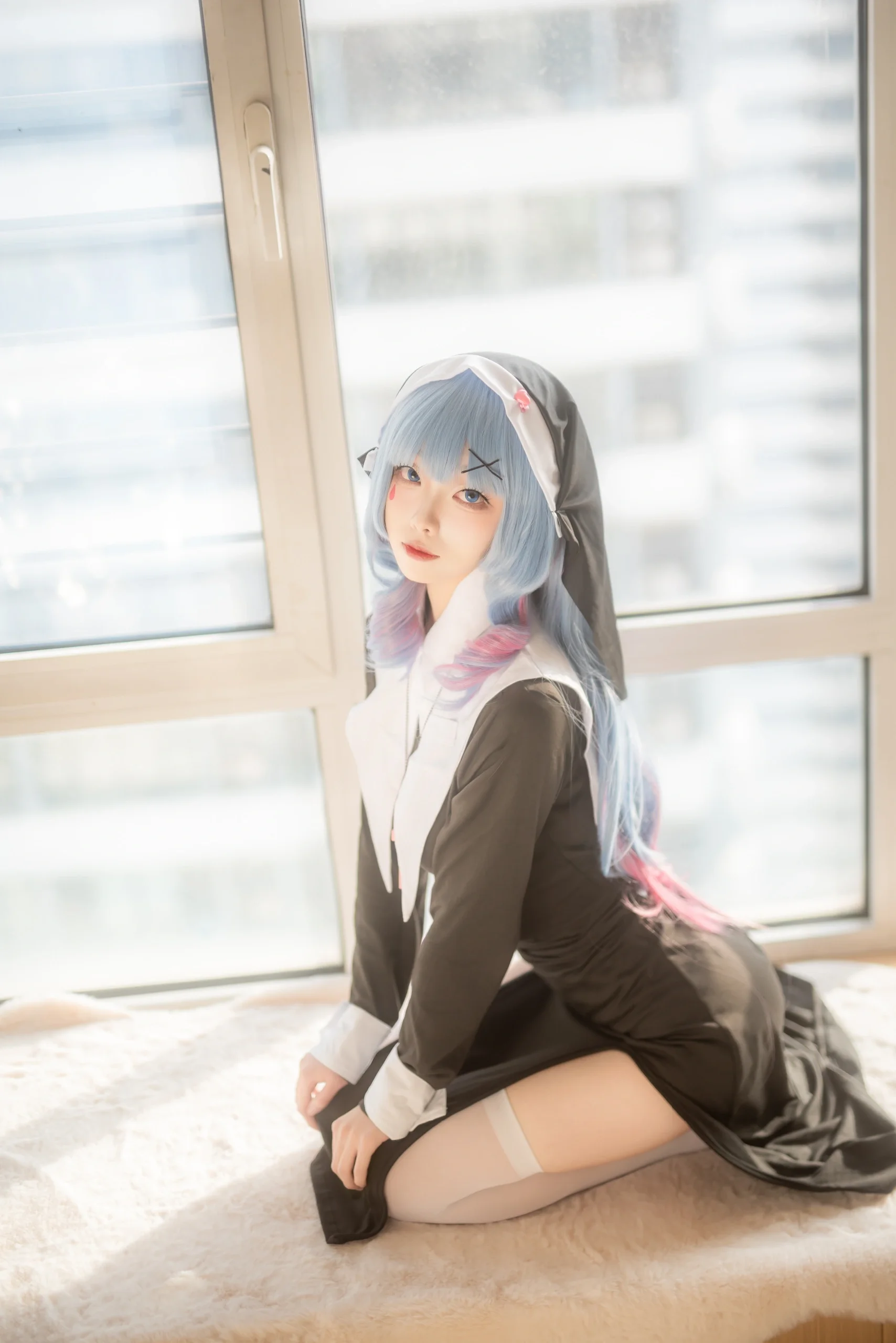 【初音未来cos】兔子洞里的修女，窗边柔和自然光 - 第 7 张