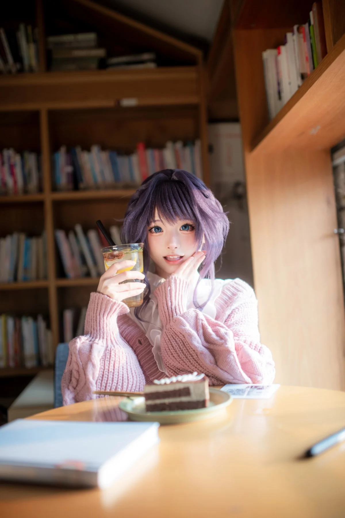 書店の午後、暖かい光に包まれた紫髪少女の日常