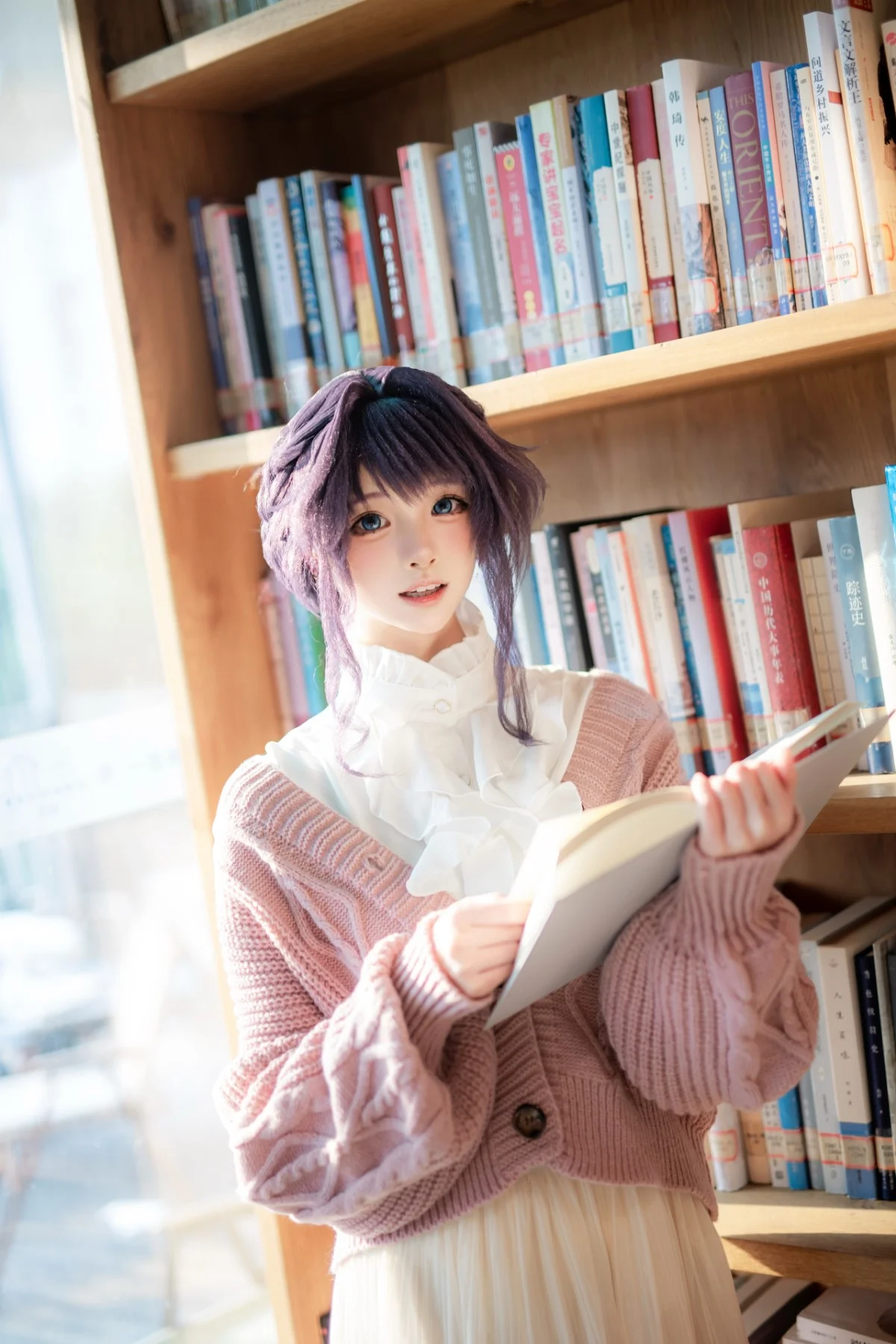 書店の午後、暖かい光に包まれた紫髪少女の日常 - 10 枚目
