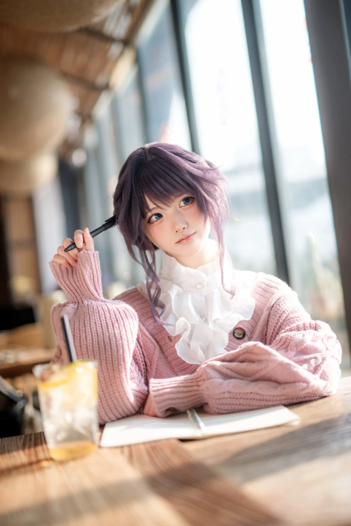 書店の午後、暖かい光に包まれた紫髪少女の日常 - 2 枚目