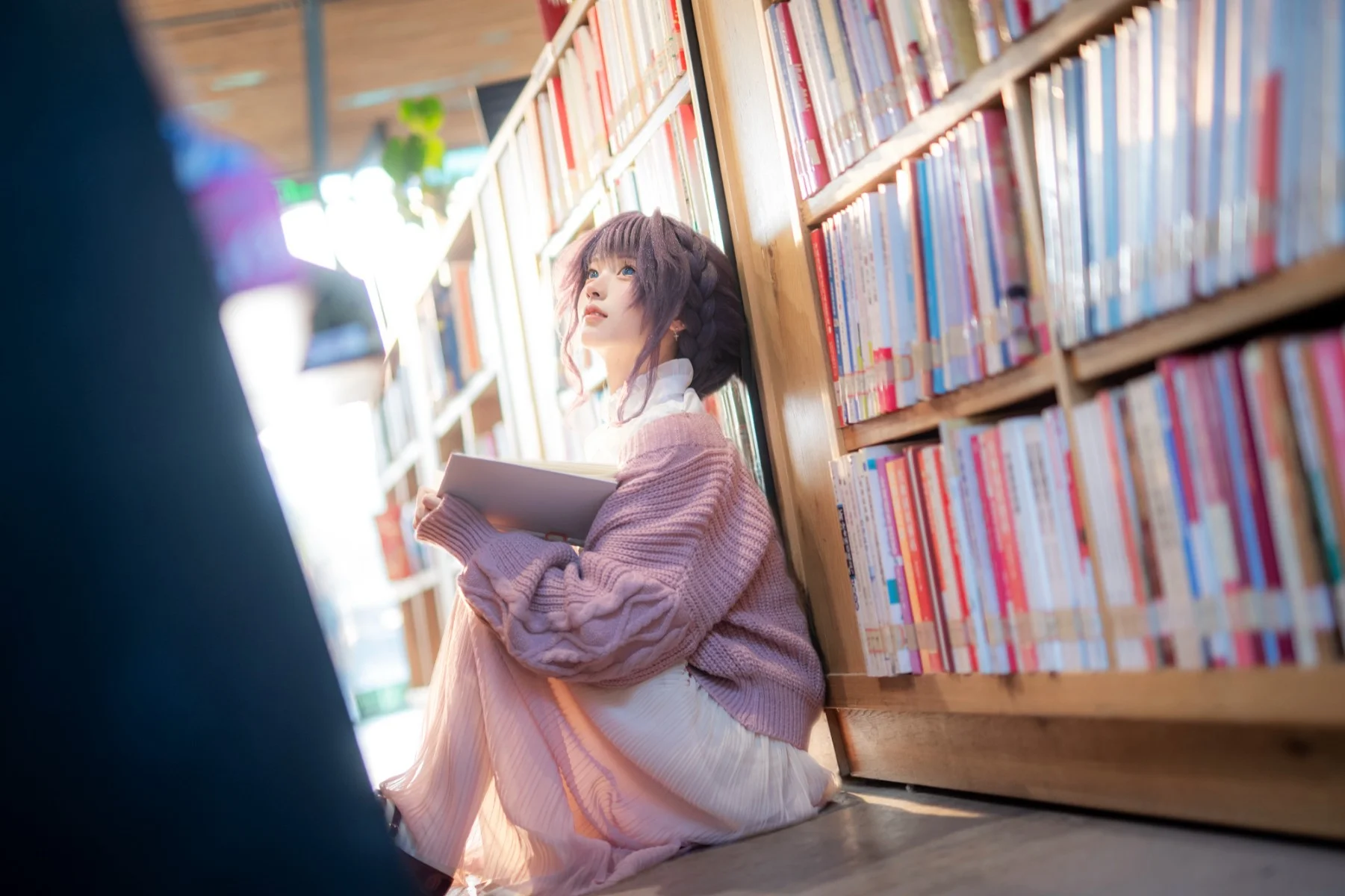 書店の午後、暖かい光に包まれた紫髪少女の日常 - 4 枚目