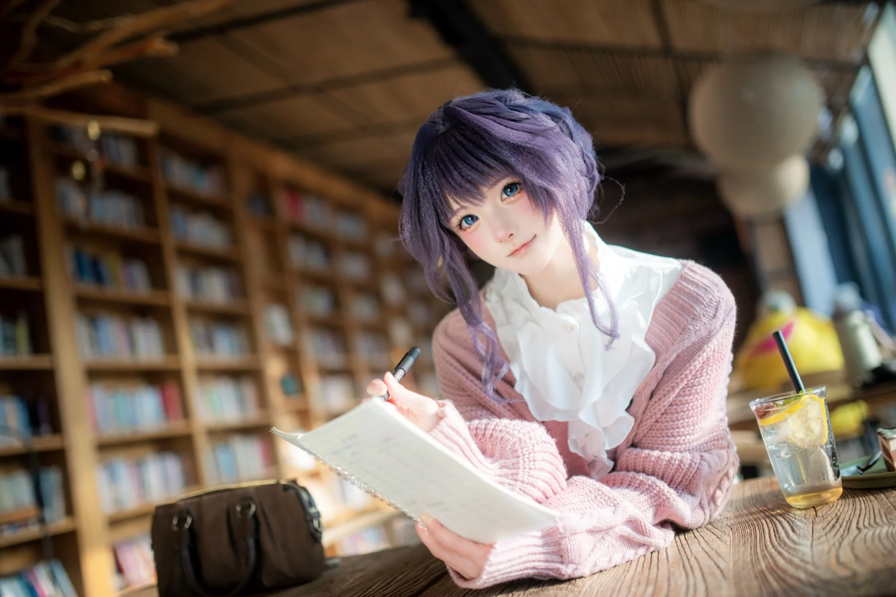 書店の午後、暖かい光に包まれた紫髪少女の日常 - 5 枚目
