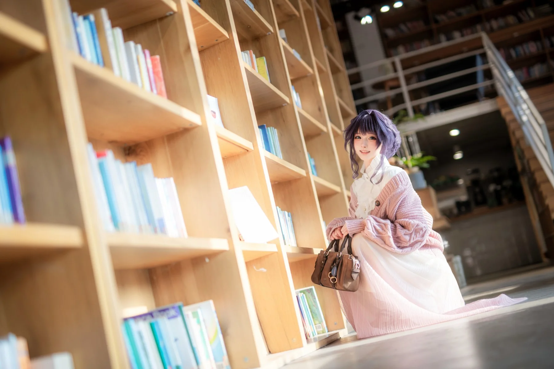 書店の午後、暖かい光に包まれた紫髪少女の日常 - 7 枚目