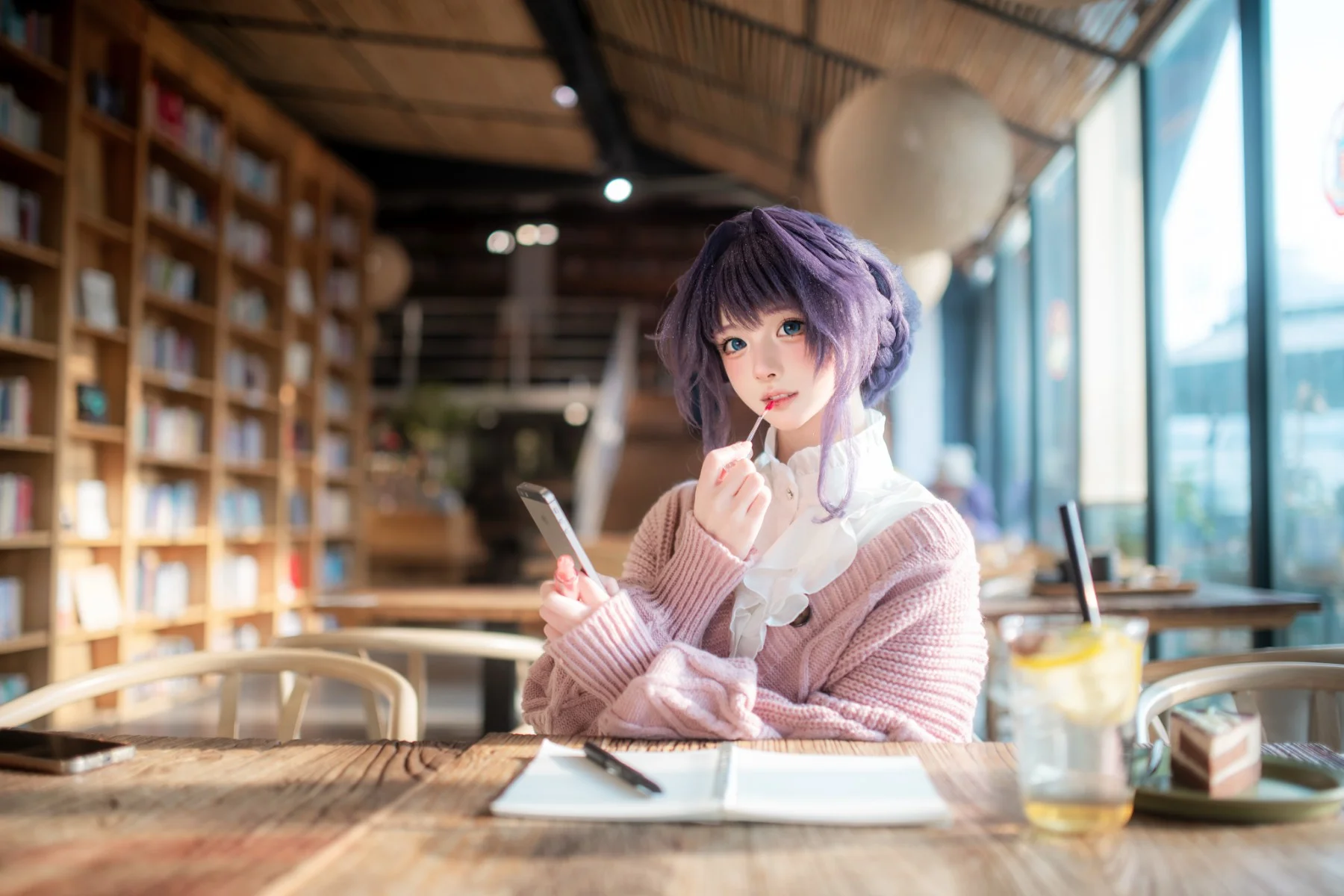 書店の午後、暖かい光に包まれた紫髪少女の日常 - 8 枚目