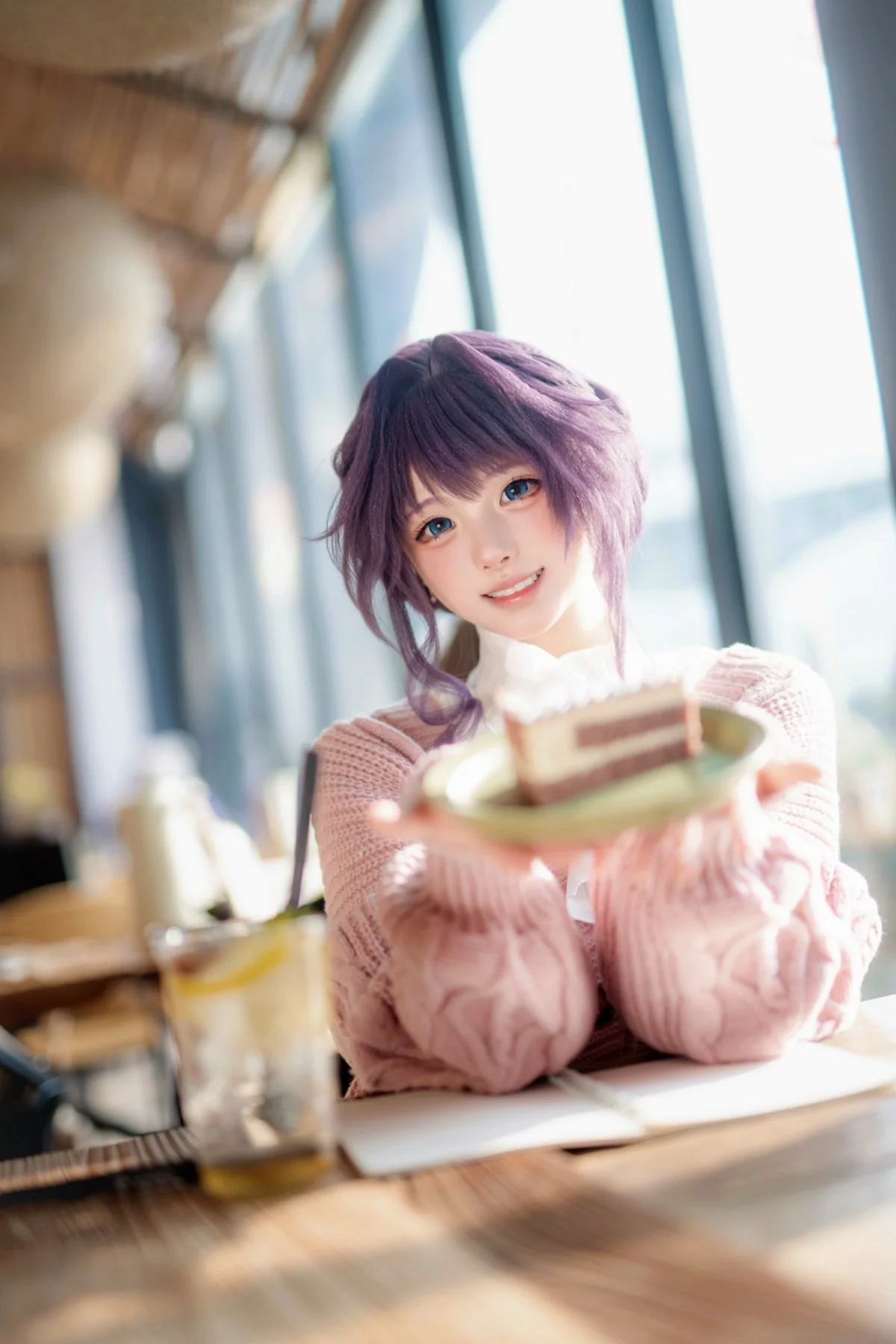 書店の午後、暖かい光に包まれた紫髪少女の日常 - 9 枚目