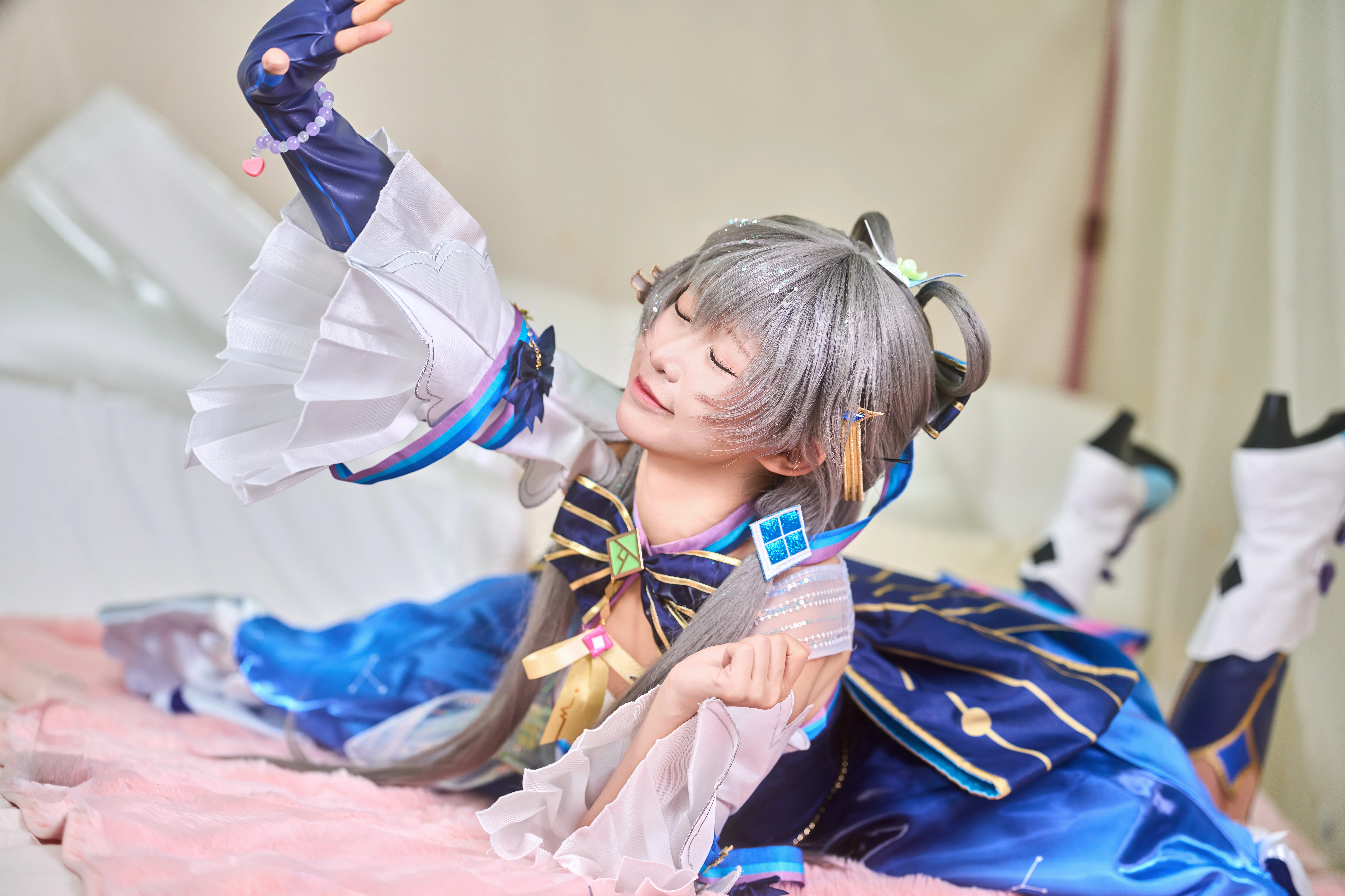 【洛天依 コスプレ】青と白が織りなす探索の旅、光と影の中のバーチャルとリアル - 1 枚目