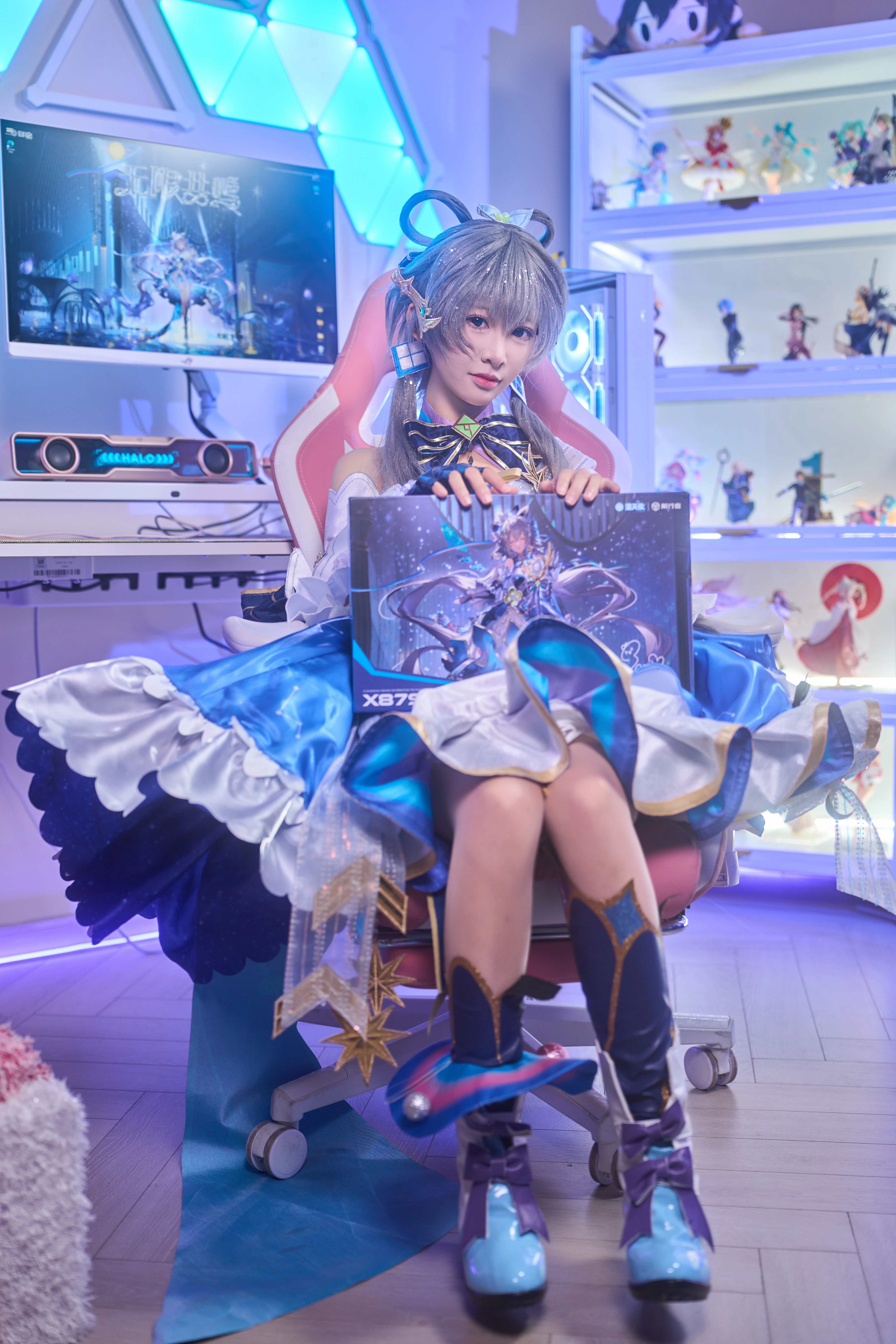 【洛天依 コスプレ】青と白が織りなす探索の旅、光と影の中のバーチャルとリアル