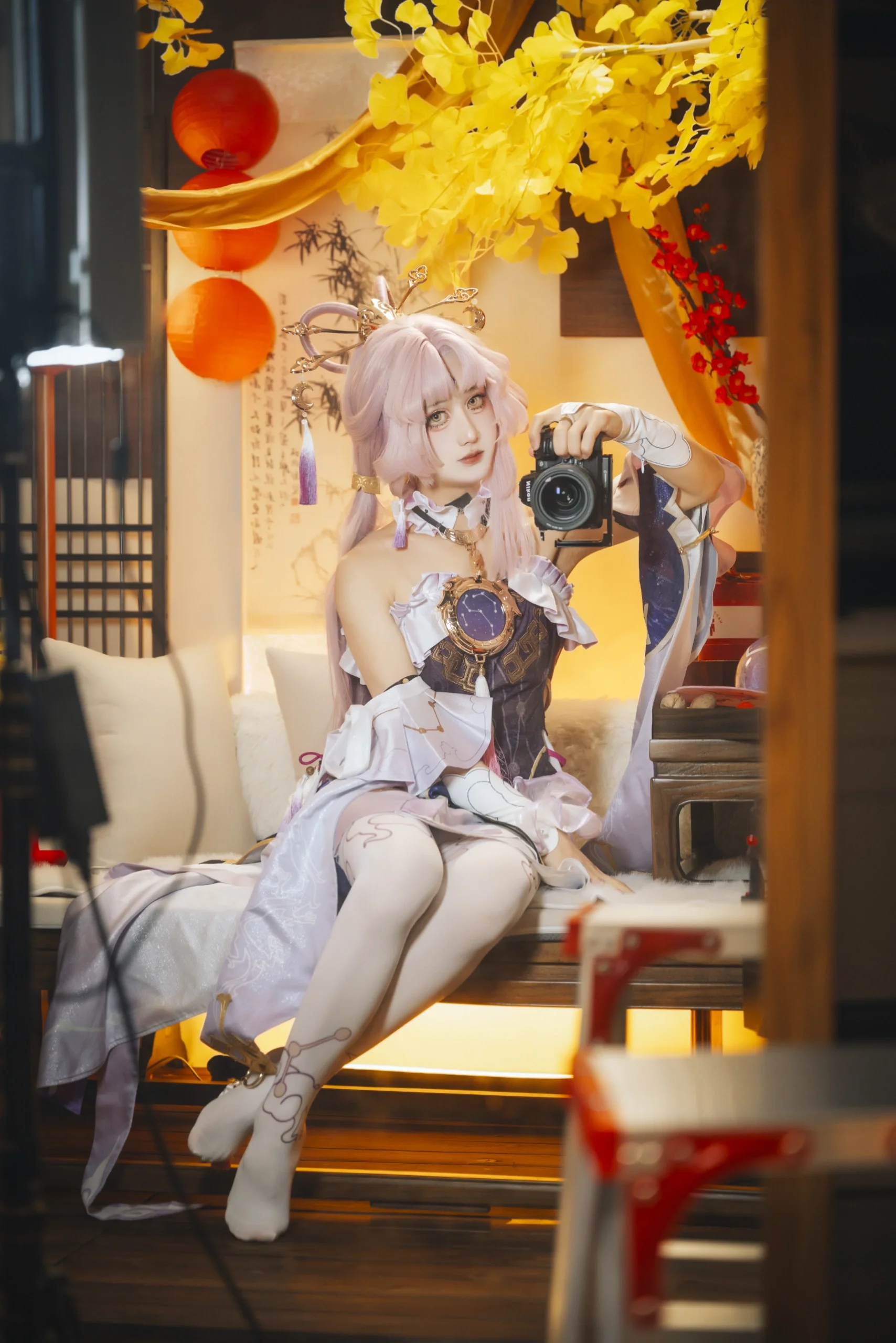[Fu Xuan cosplay] The Pink-Haired Character from Honkai: Star Rail's Divination Commission Appears, Teasing with Two Sneak Peek Photos - Image 1