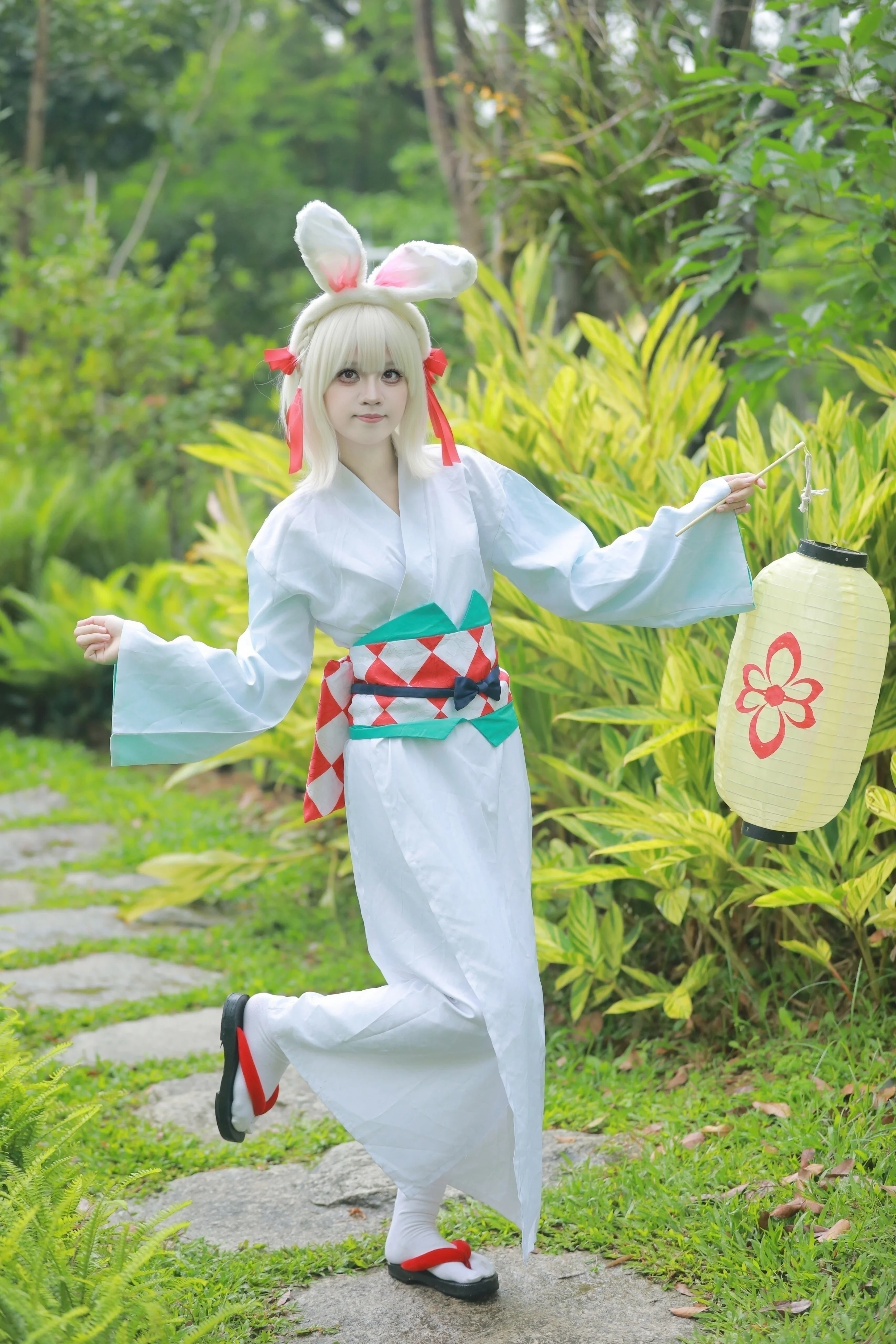 【山兎コスプレ】東莞植物園の小さなうさぎちゃん、灯籠を持って登場！