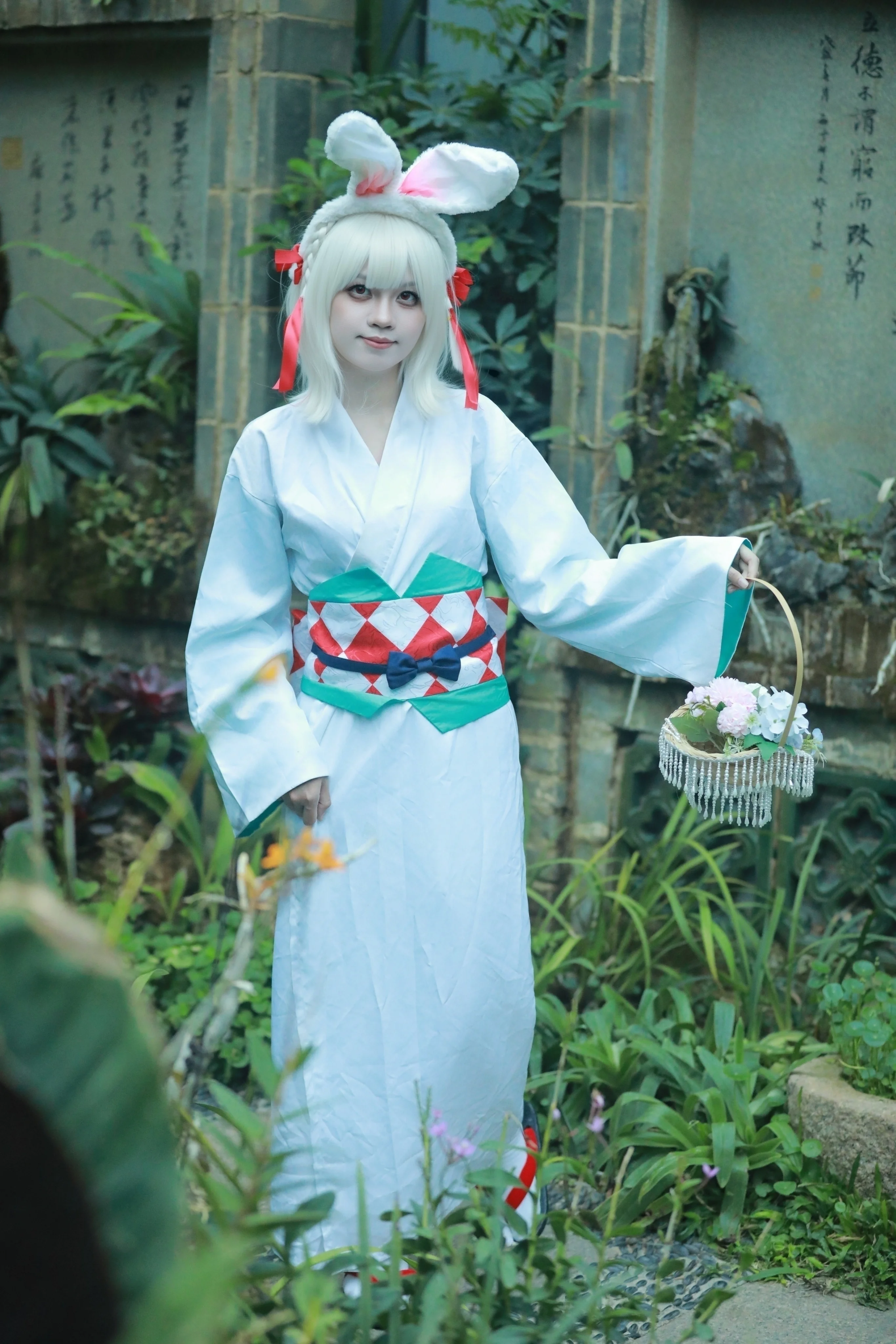 【山兎コスプレ】東莞植物園の小さなうさぎちゃん、灯籠を持って登場！ - 10 枚目