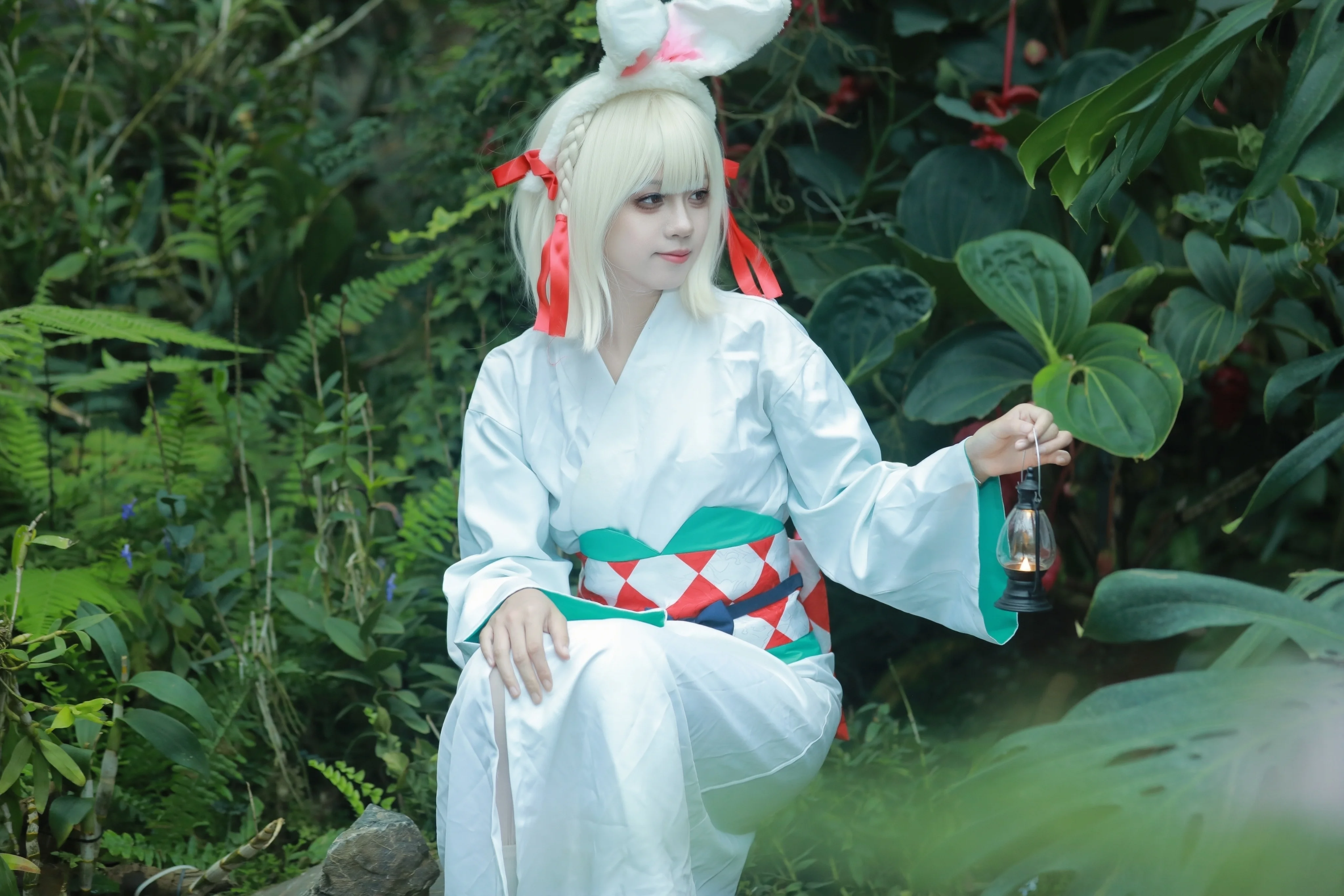 【山兎コスプレ】東莞植物園の小さなうさぎちゃん、灯籠を持って登場！ - 12 枚目