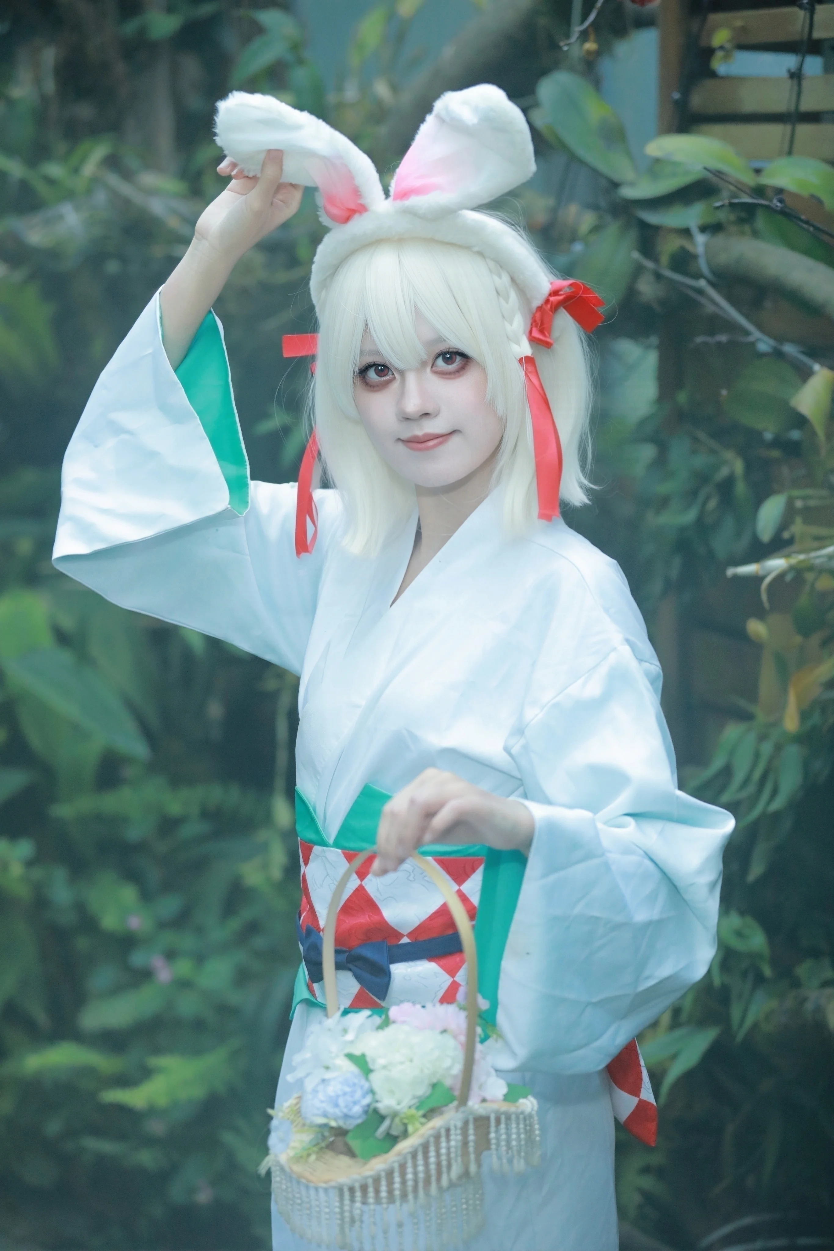 【山兎コスプレ】東莞植物園の小さなうさぎちゃん、灯籠を持って登場！ - 13 枚目