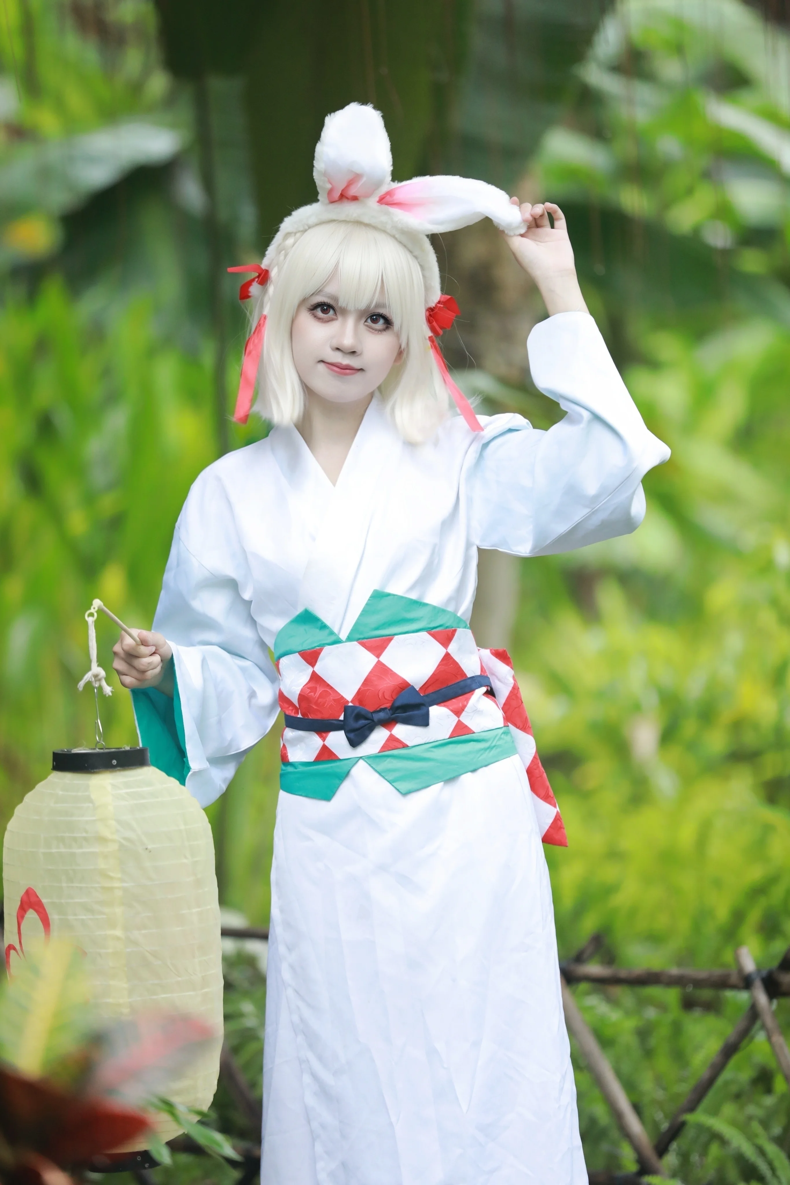【山兎コスプレ】東莞植物園の小さなうさぎちゃん、灯籠を持って登場！ - 2 枚目