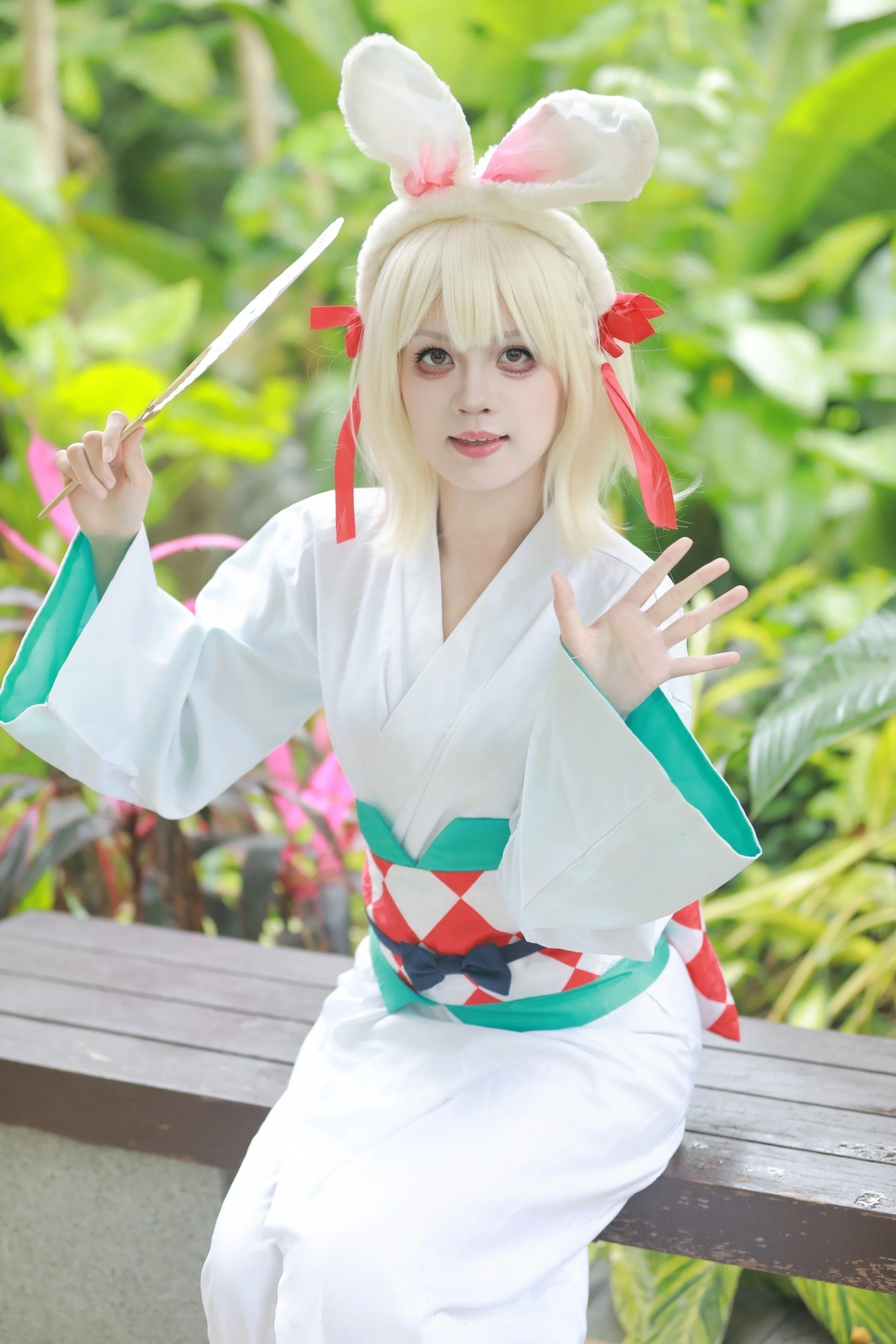 【山兎コスプレ】東莞植物園の小さなうさぎちゃん、灯籠を持って登場！ - 4 枚目
