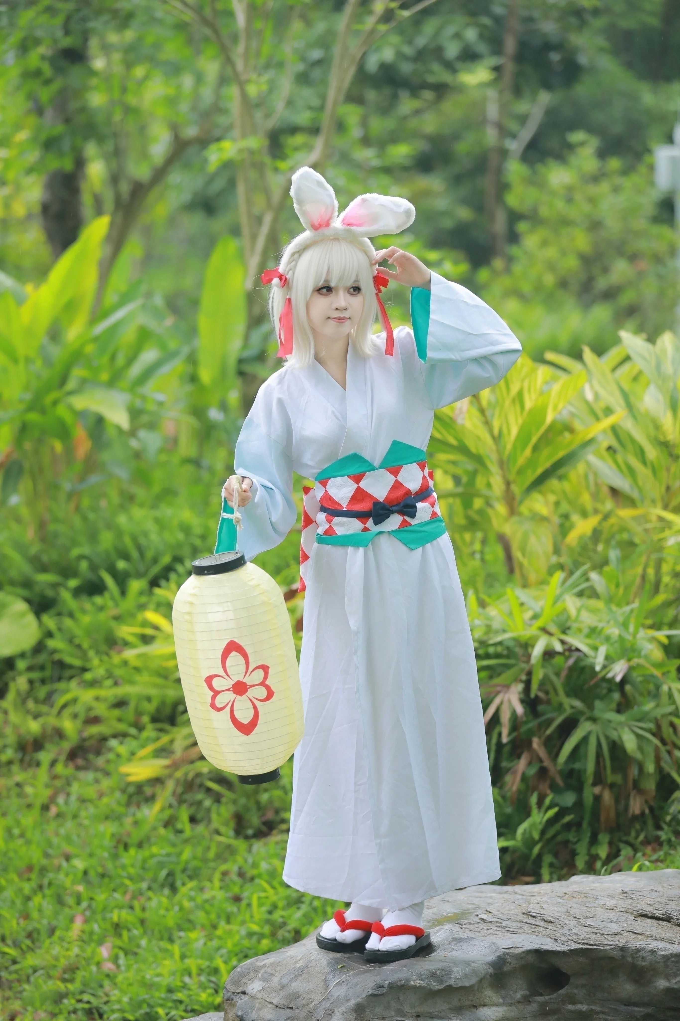 【山兎コスプレ】東莞植物園の小さなうさぎちゃん、灯籠を持って登場！ - 5 枚目