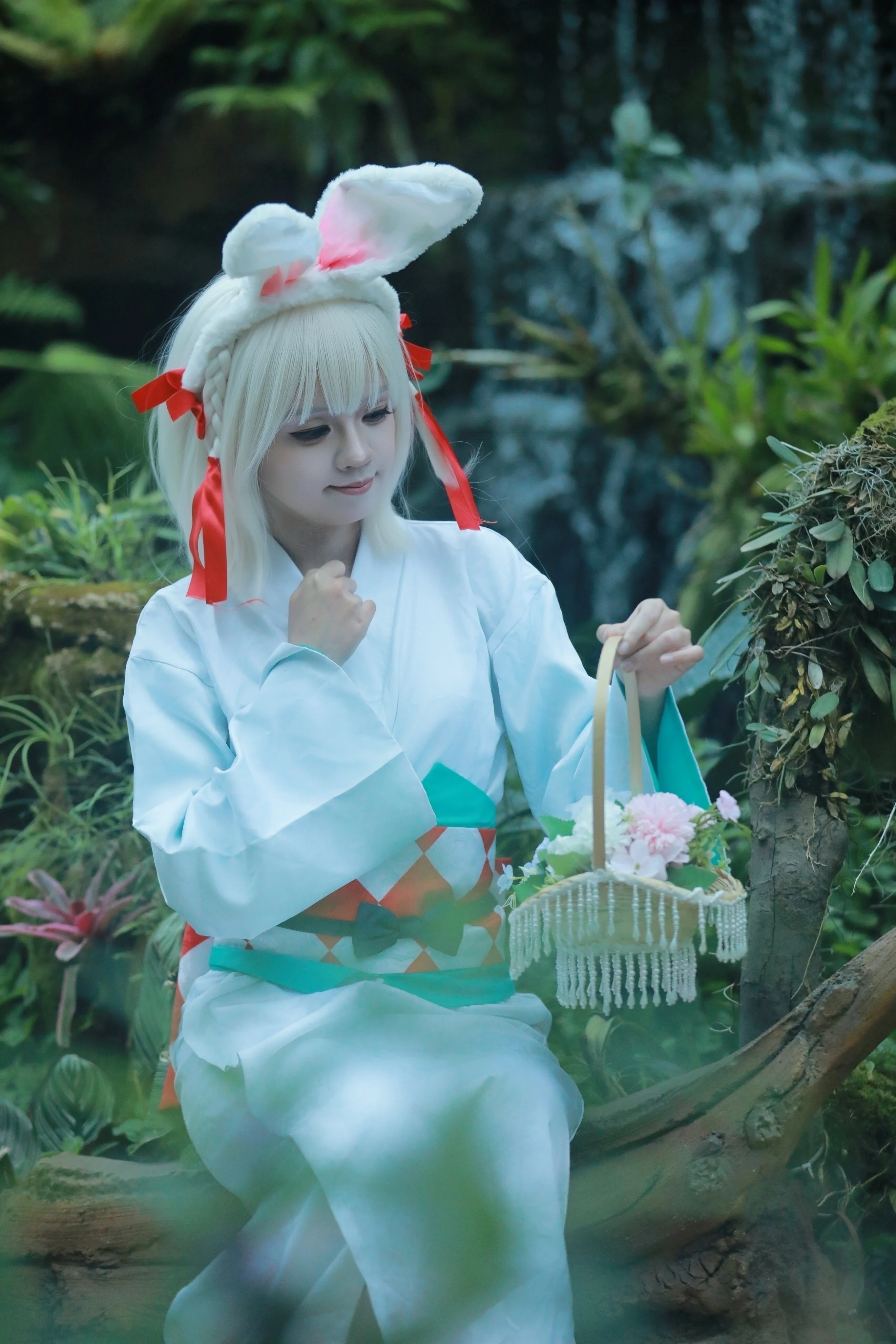 【山兎コスプレ】東莞植物園の小さなうさぎちゃん、灯籠を持って登場！ - 9 枚目