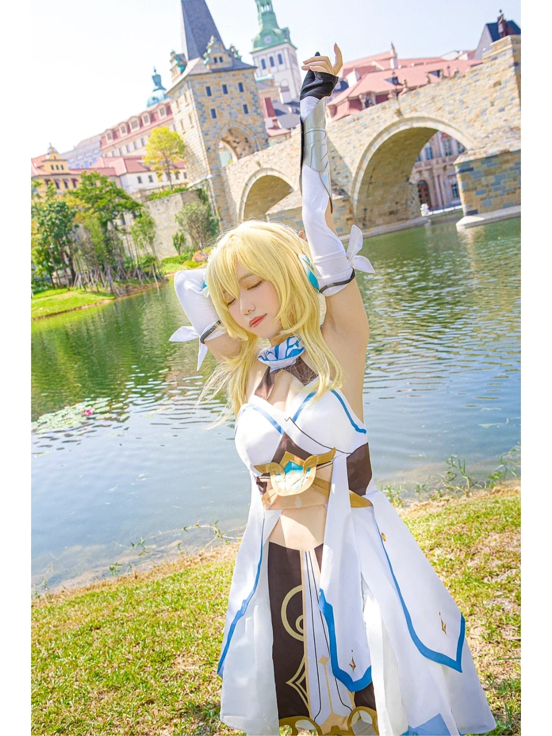 [Lumine cosplay] Everyday Life Returning to Mondstadt, Seeing Timmie and the Pigeons on the Bridge - Image 1