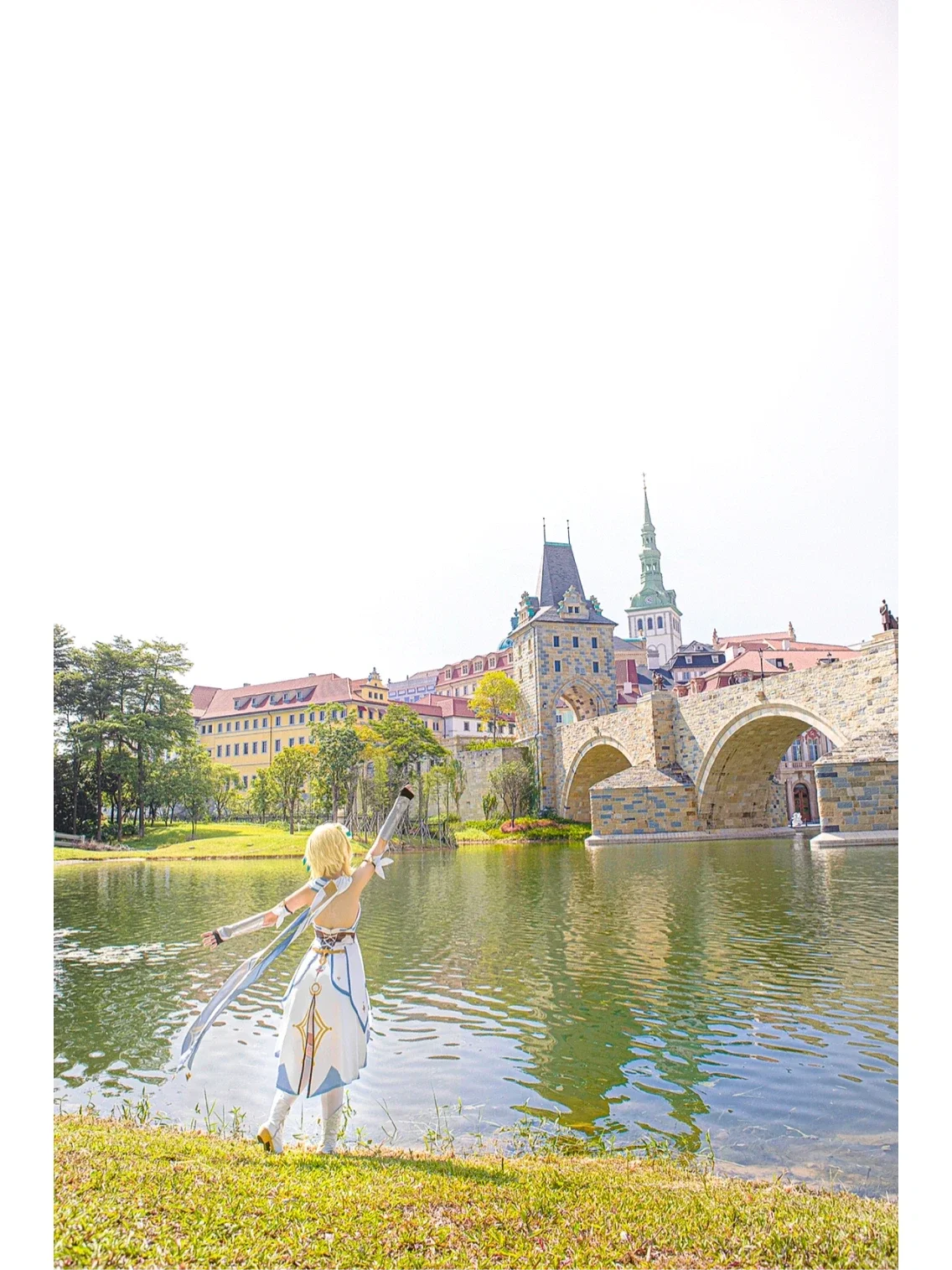 [Lumine cosplay] Everyday Life Returning to Mondstadt, Seeing Timmie and the Pigeons on the Bridge - Image 2
