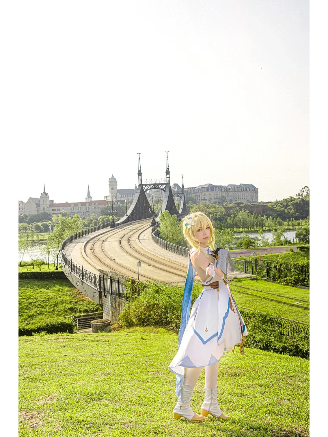 [Lumine cosplay] Everyday Life Returning to Mondstadt, Seeing Timmie and the Pigeons on the Bridge - Image 3