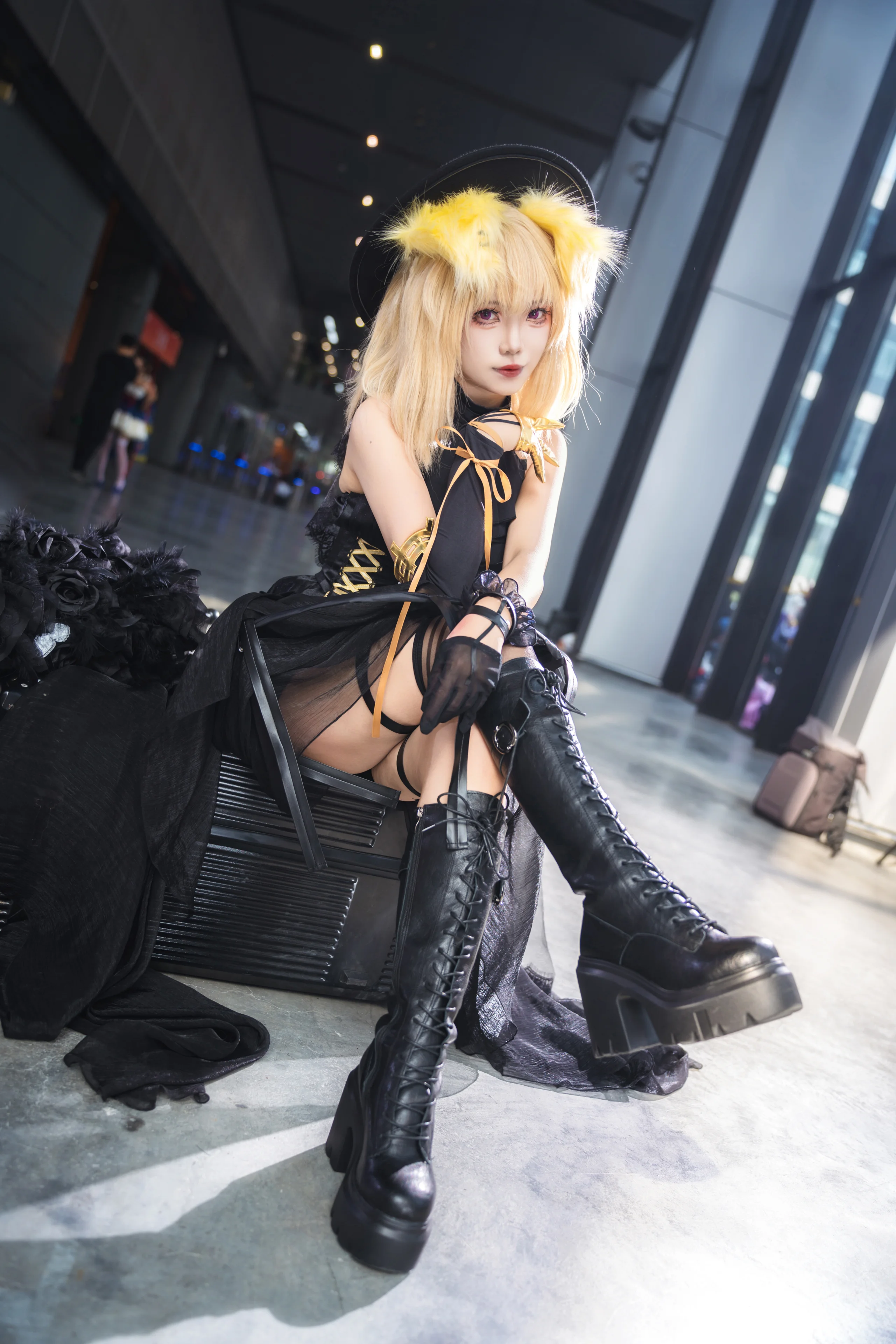 【三角初華コスプレ】アークナイツコラボ 籠の中の歌姫、黒金の配色が本当に質感抜群 - 1 枚目