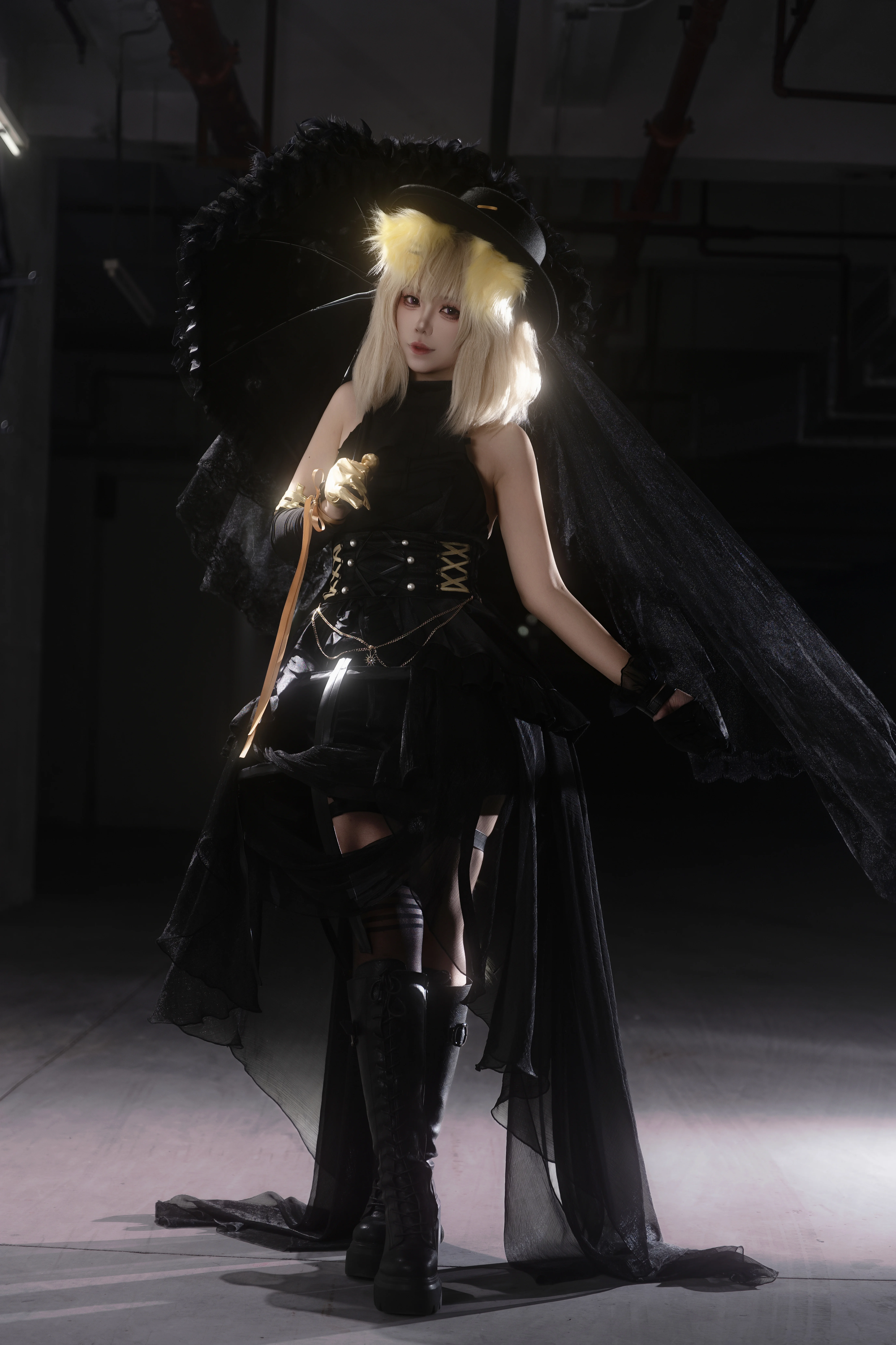 【三角初華コスプレ】アークナイツの籠の中の歌姫、駐車場に広がる暗夜の光と影