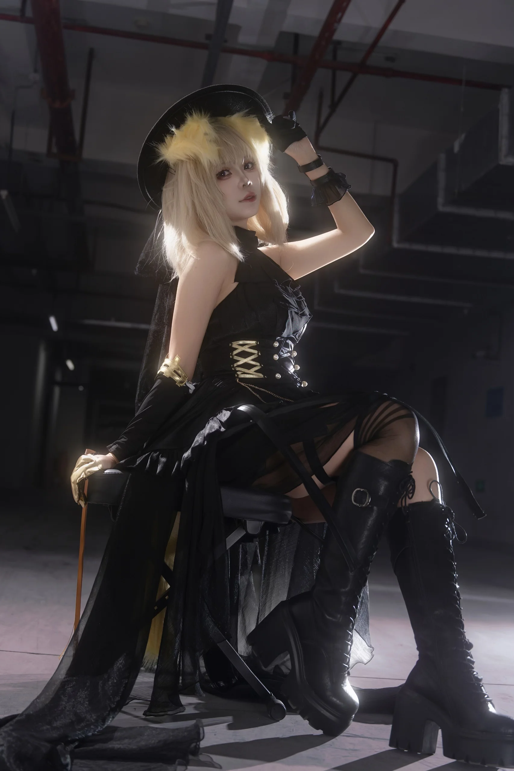 【三角初華コスプレ】アークナイツの籠の中の歌姫、駐車場に広がる暗夜の光と影 - 5 枚目