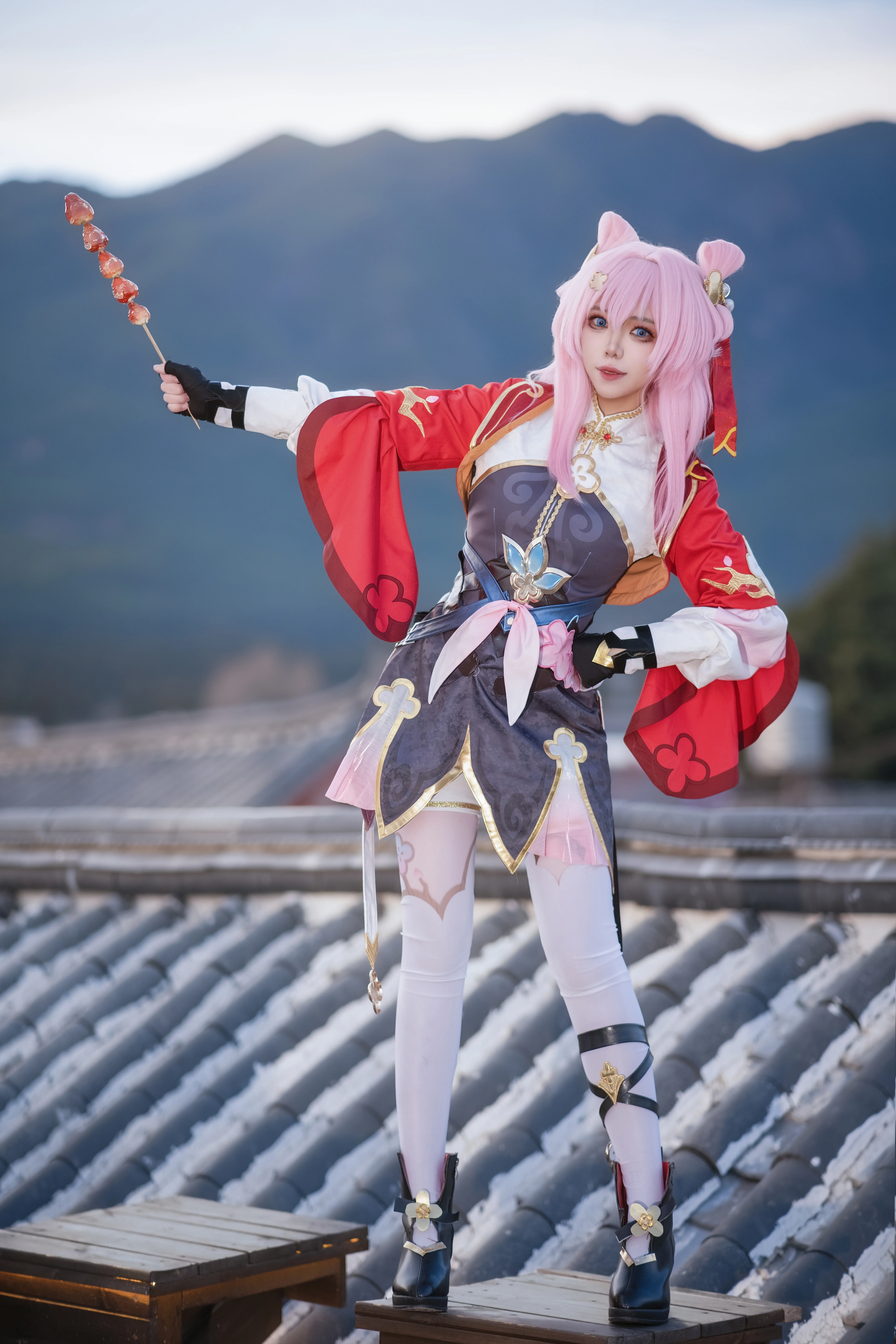 【三月なのか コスプレ】麗江の屋根に佇む仙舟の少女、糖葫芦（タンフールー）と山景の絶妙なコラボ - 1 枚目