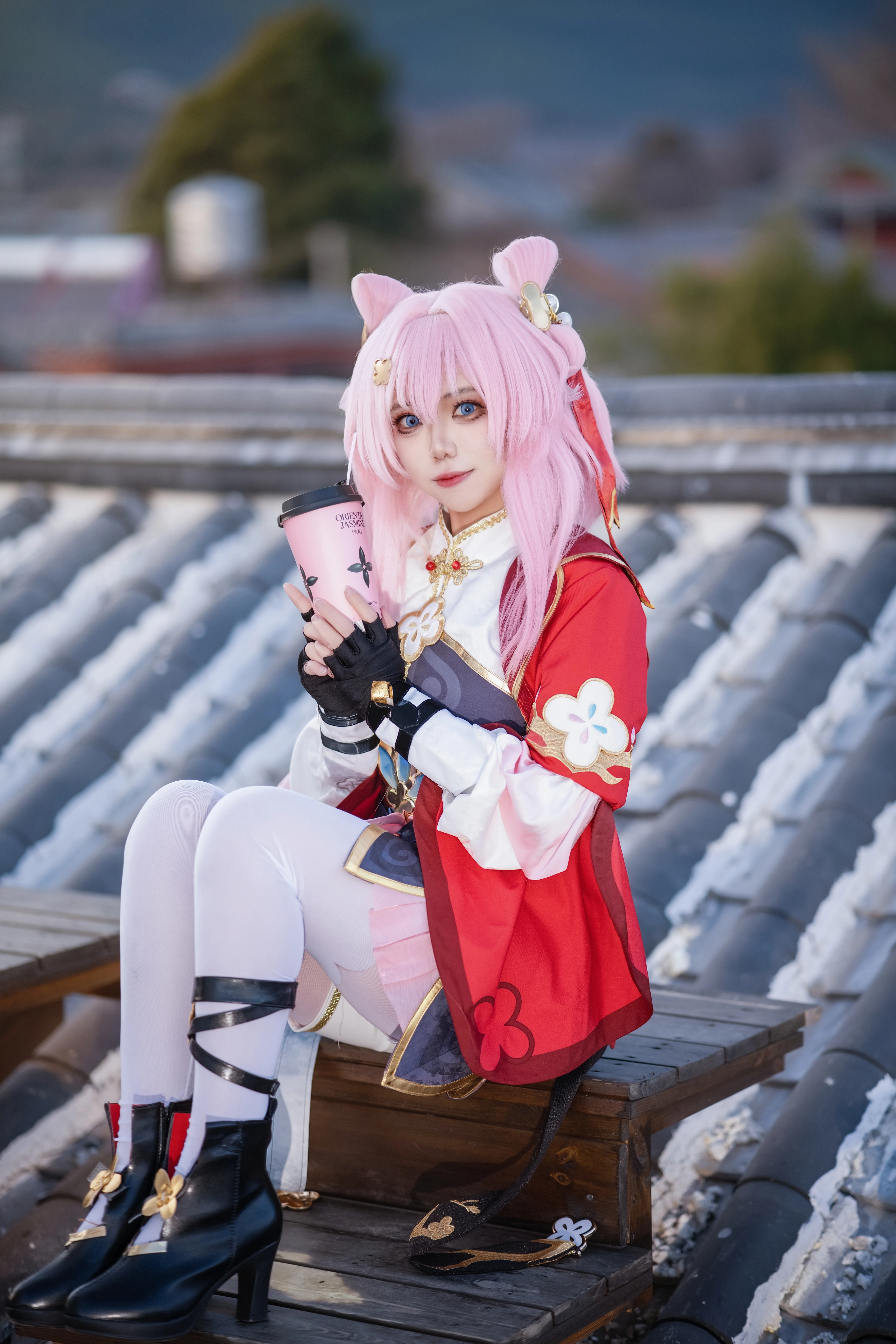 【三月なのか コスプレ】麗江の屋根に佇む仙舟の少女、糖葫芦（タンフールー）と山景の絶妙なコラボ - 2 枚目