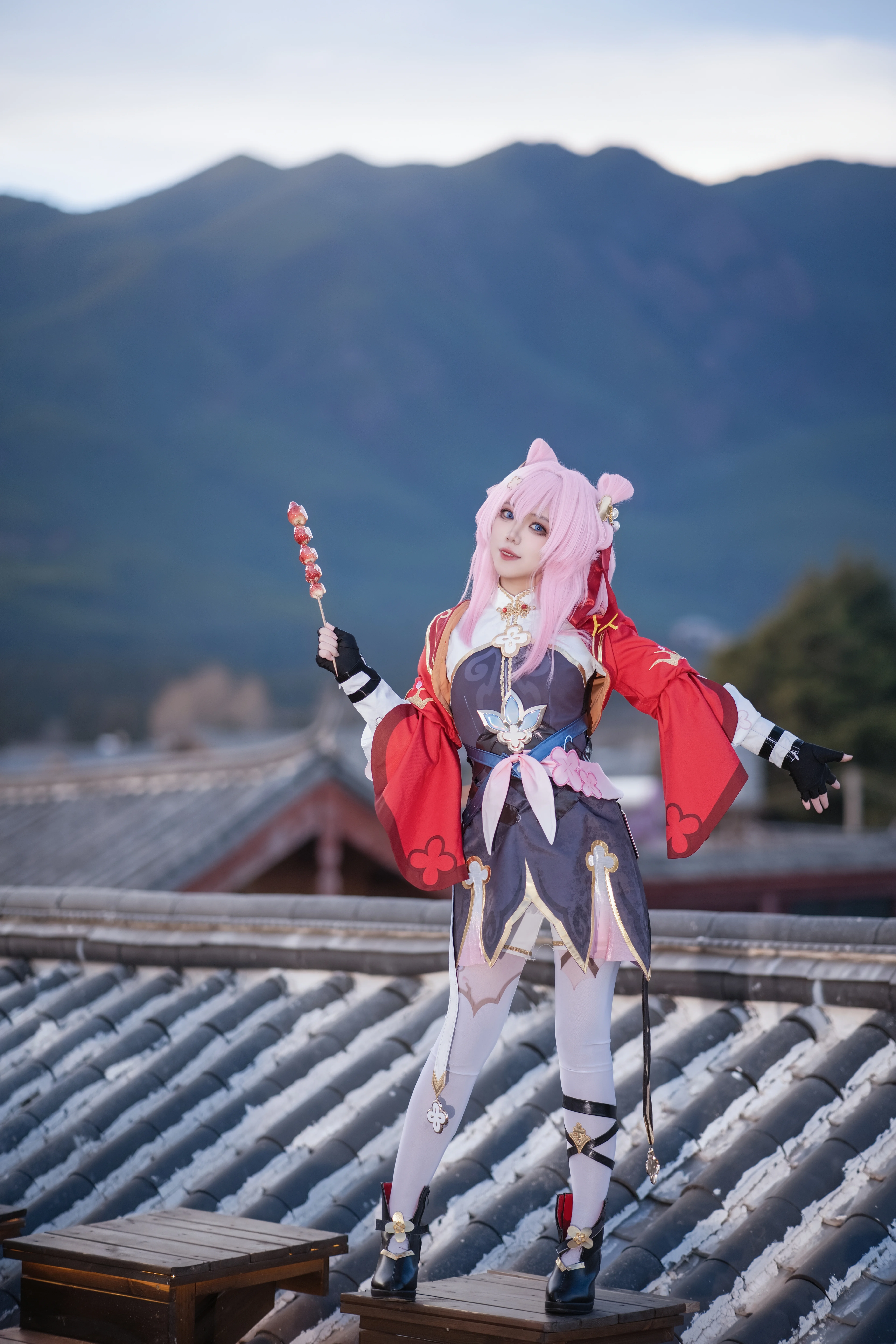 【三月なのか コスプレ】麗江の屋根に佇む仙舟の少女、糖葫芦（タンフールー）と山景の絶妙なコラボ - 3 枚目