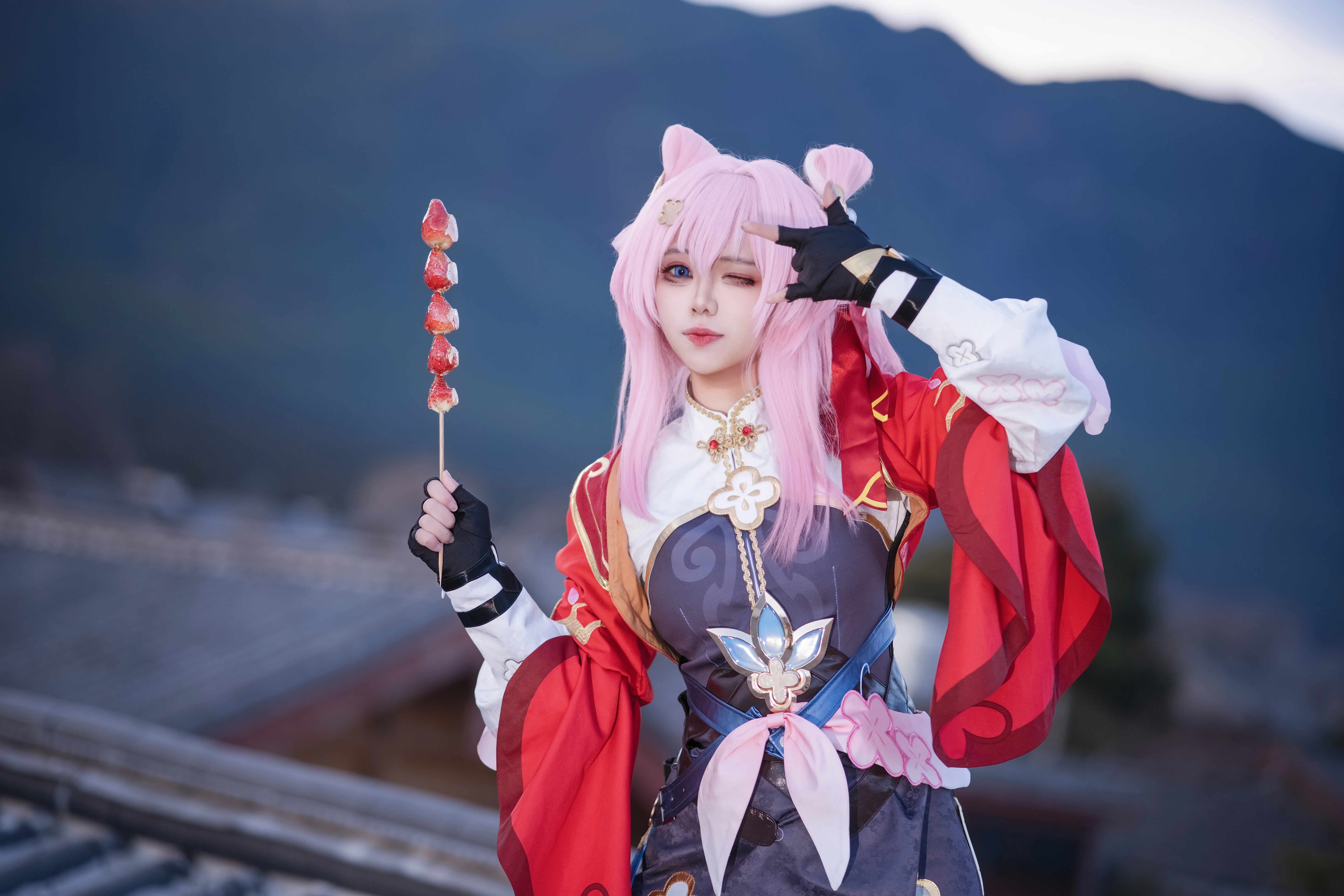【三月なのか コスプレ】麗江の屋根に佇む仙舟の少女、糖葫芦（タンフールー）と山景の絶妙なコラボ